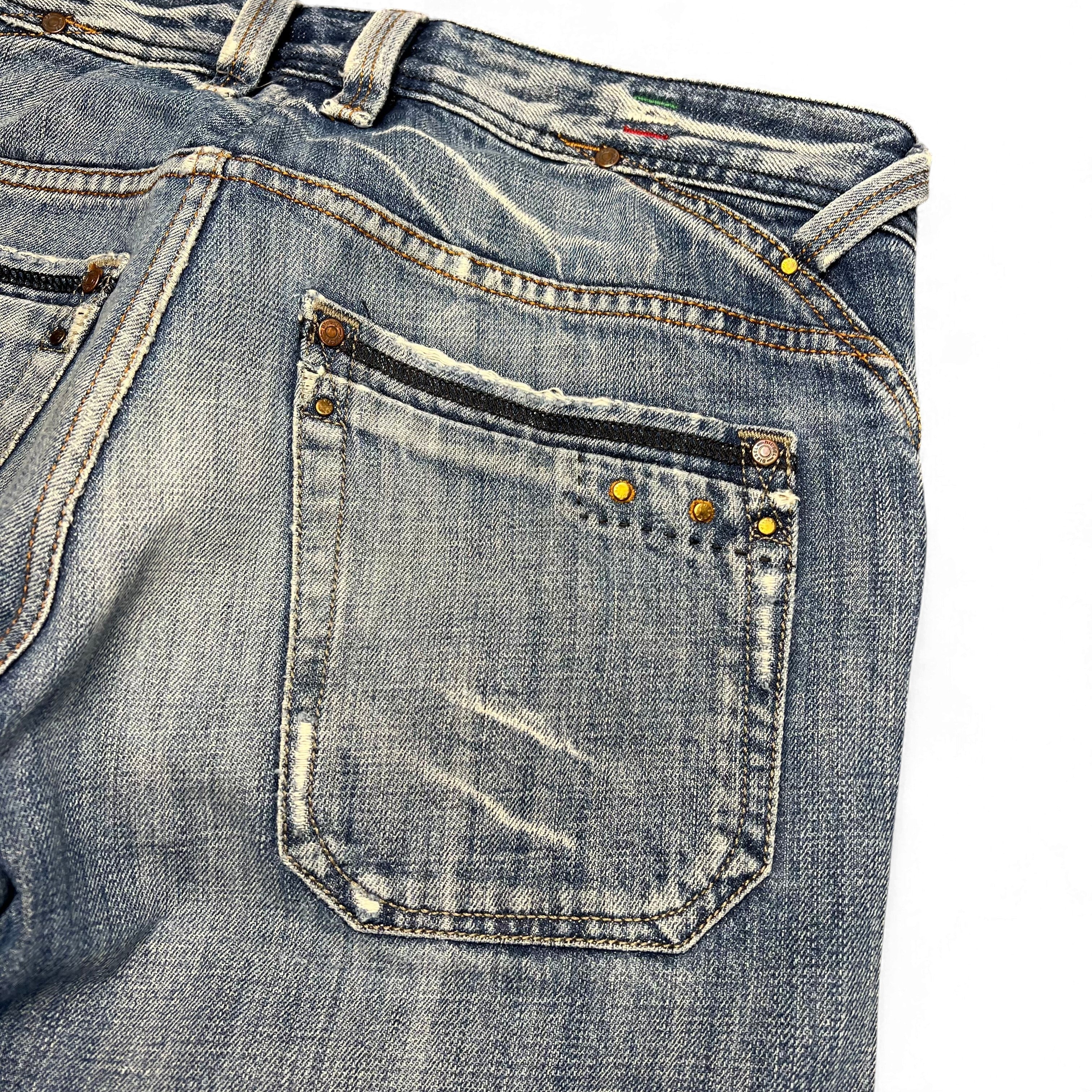 TWC Vintage Diesel Busky Straight Jeans in verwaschenem Blau mit markanten Gesäßtaschen und Used-Look-Details