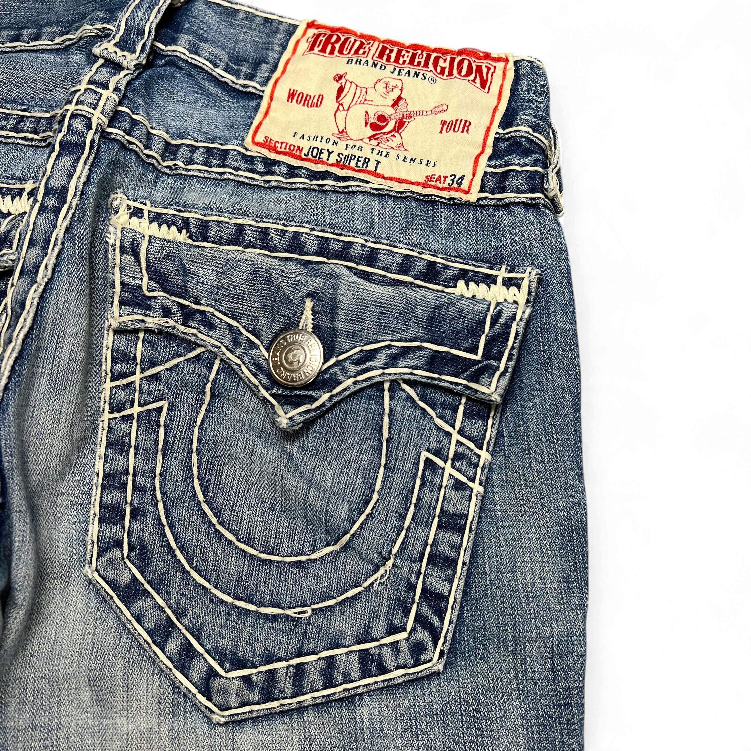 TWC Vintage True Religion Joey Super T Bootcut Jeans in blau mit markanten weißen Kontrastnähten und Logo-Label