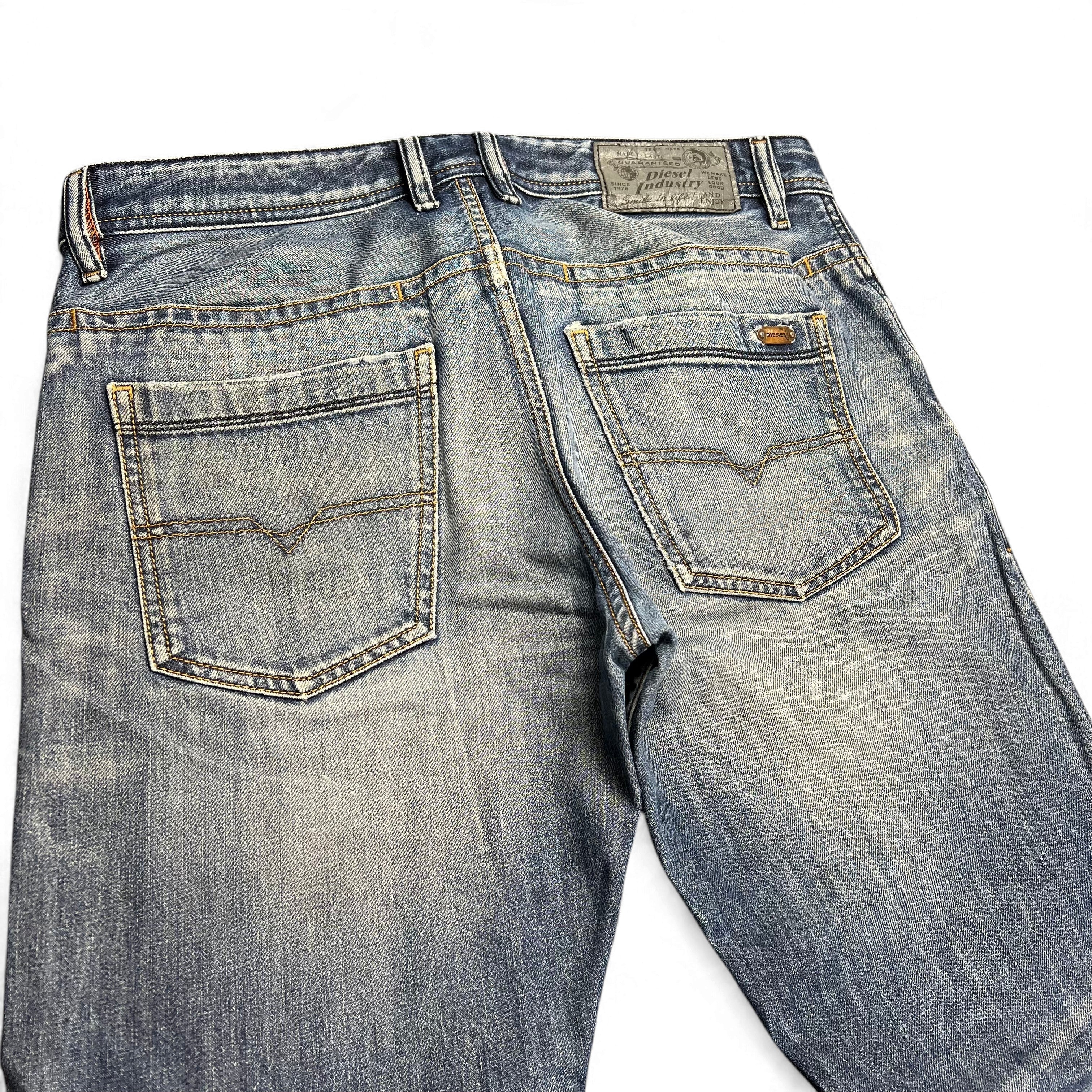 TWC Vintage Diesel Straight Jeans in verwaschenem Blau mit klassischem Lederpatch und Gesäßtaschen