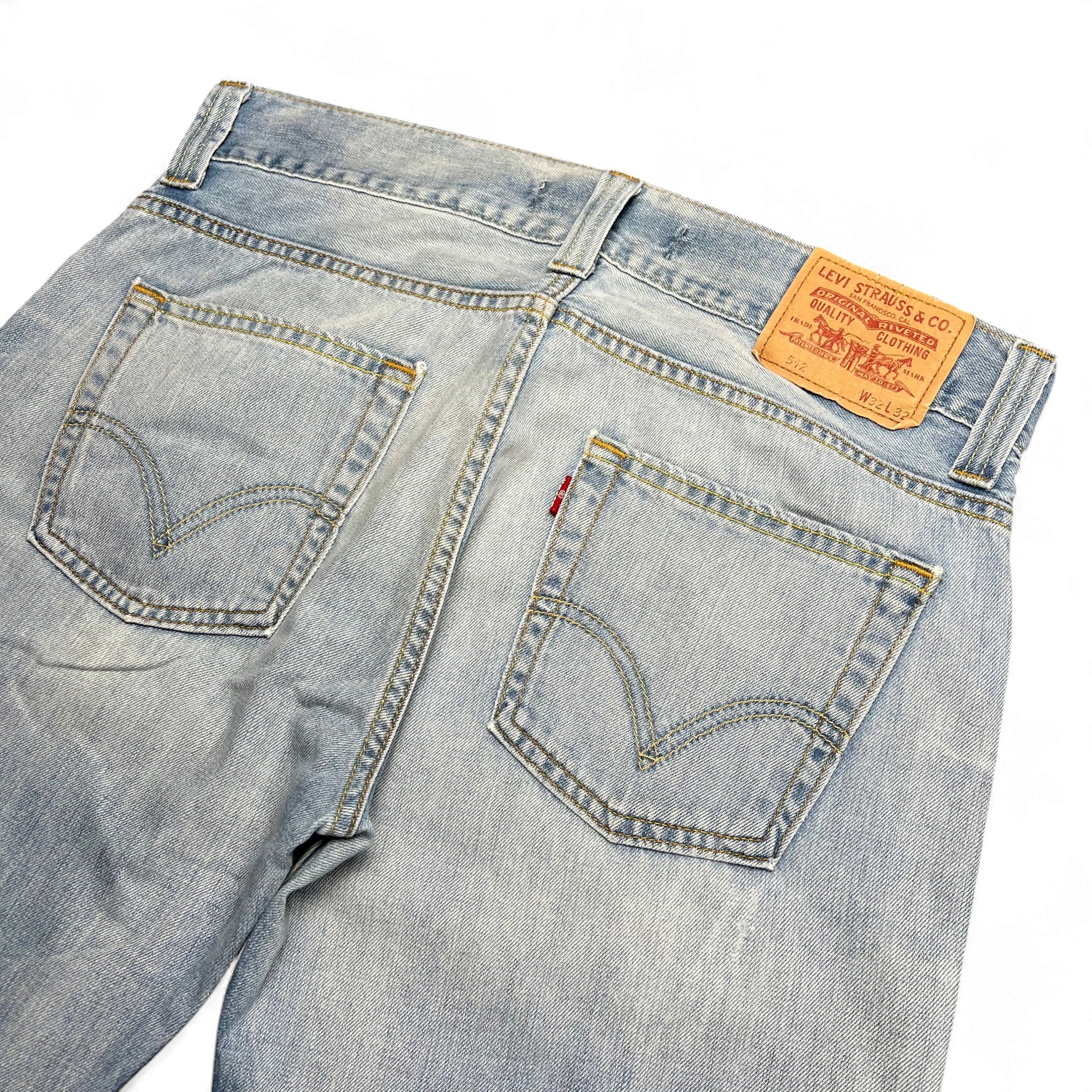 TWC Vintage Levi's Jeans in hellblauem Denim mit klassischem Lederpatch und Gesäßtaschen