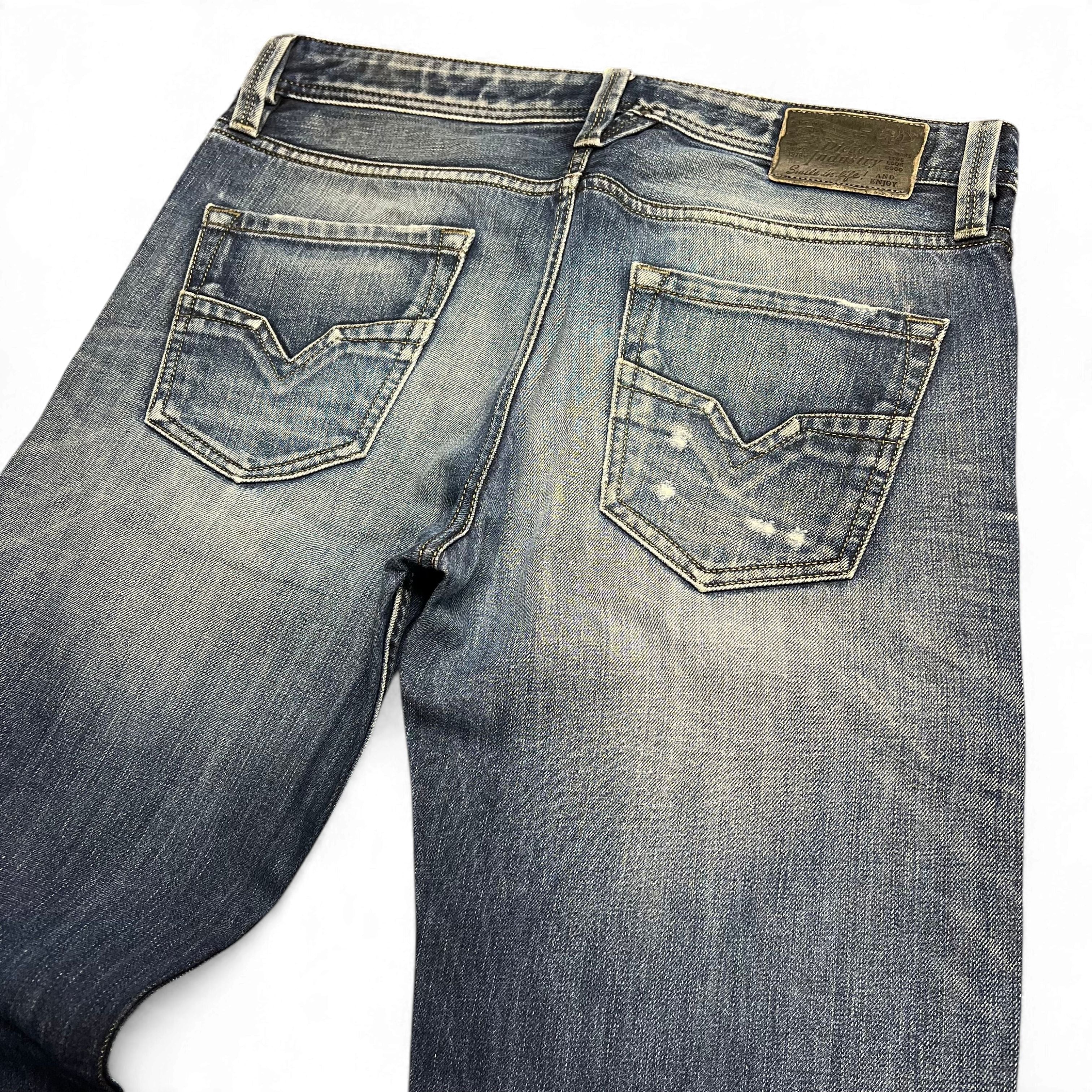 TWC Vintage Diesel Larkee Straight Jeans in verwaschenem Blau mit Distressed-Details und Leder-Patch auf der Rückseite