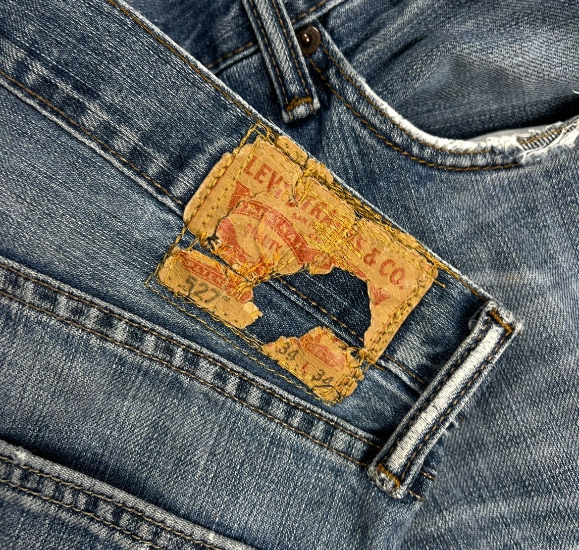 TWC Vintage Levi’s 527 Bootcut Jeans mit abgenutztem Leder-Label in verwaschenem Blau