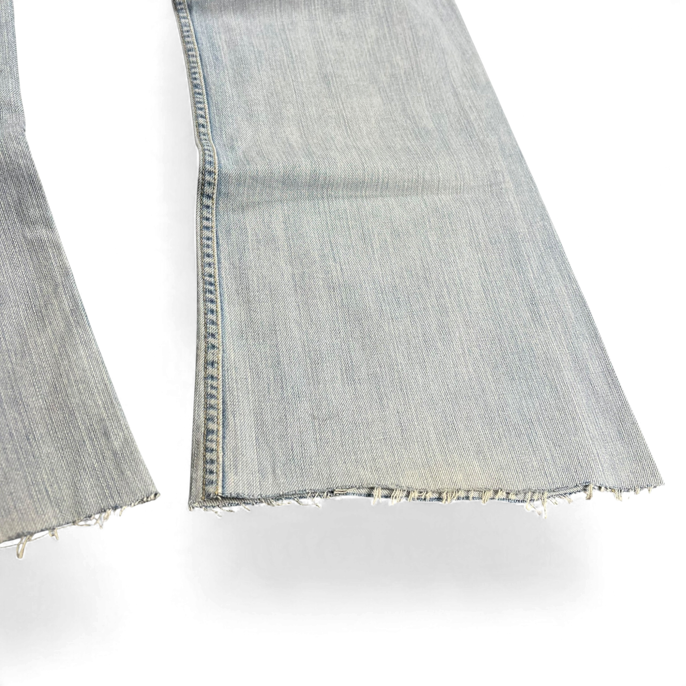TWC Vintage Levi’s 527 Bootcut Jeans in hellblauem Denim mit ausgefranstem Saum