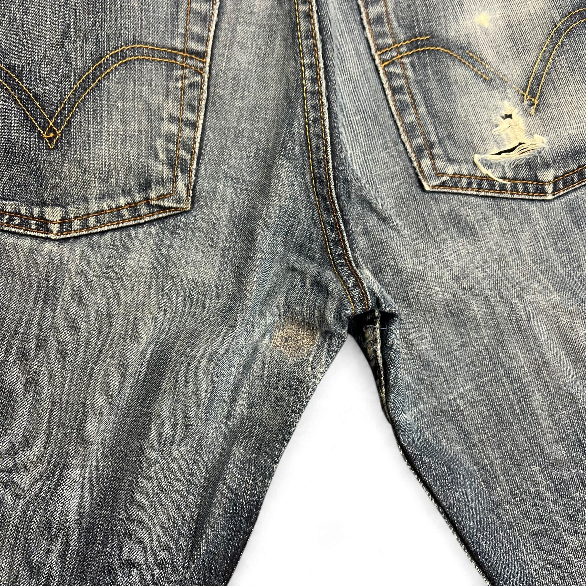 TWC Vintage Levi’s 507 Bootcut Jeans in blauem Denim mit Distressed-Details und Gesäßtaschen-Nähten