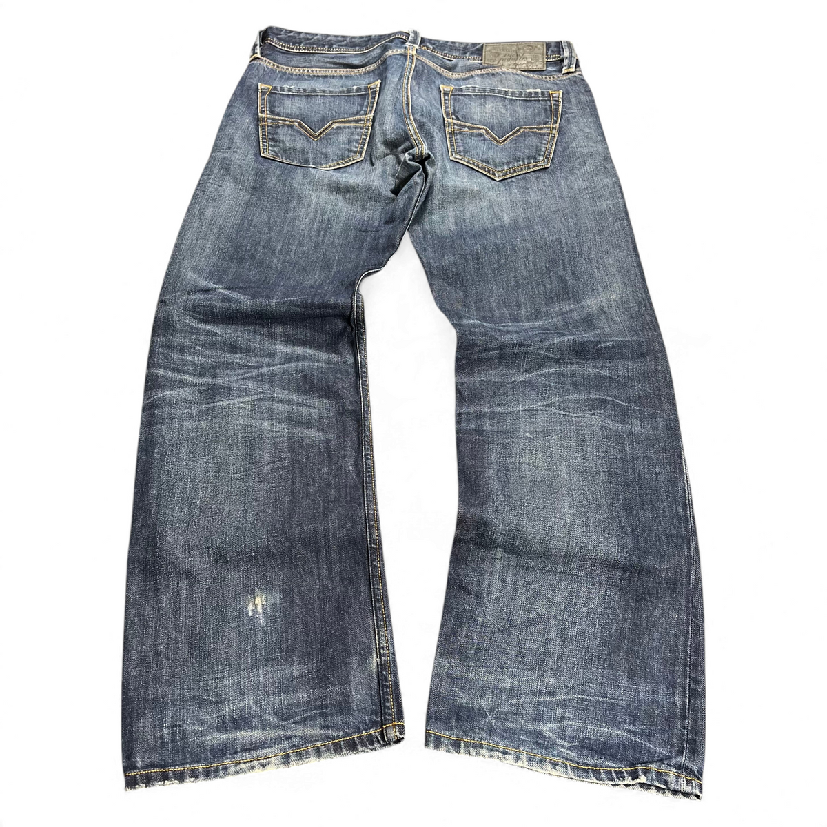 TWC Vintage Diesel Larkee Straight Jeans in blau mit Used-Look und markanten Gesäßtaschen, Rückansicht