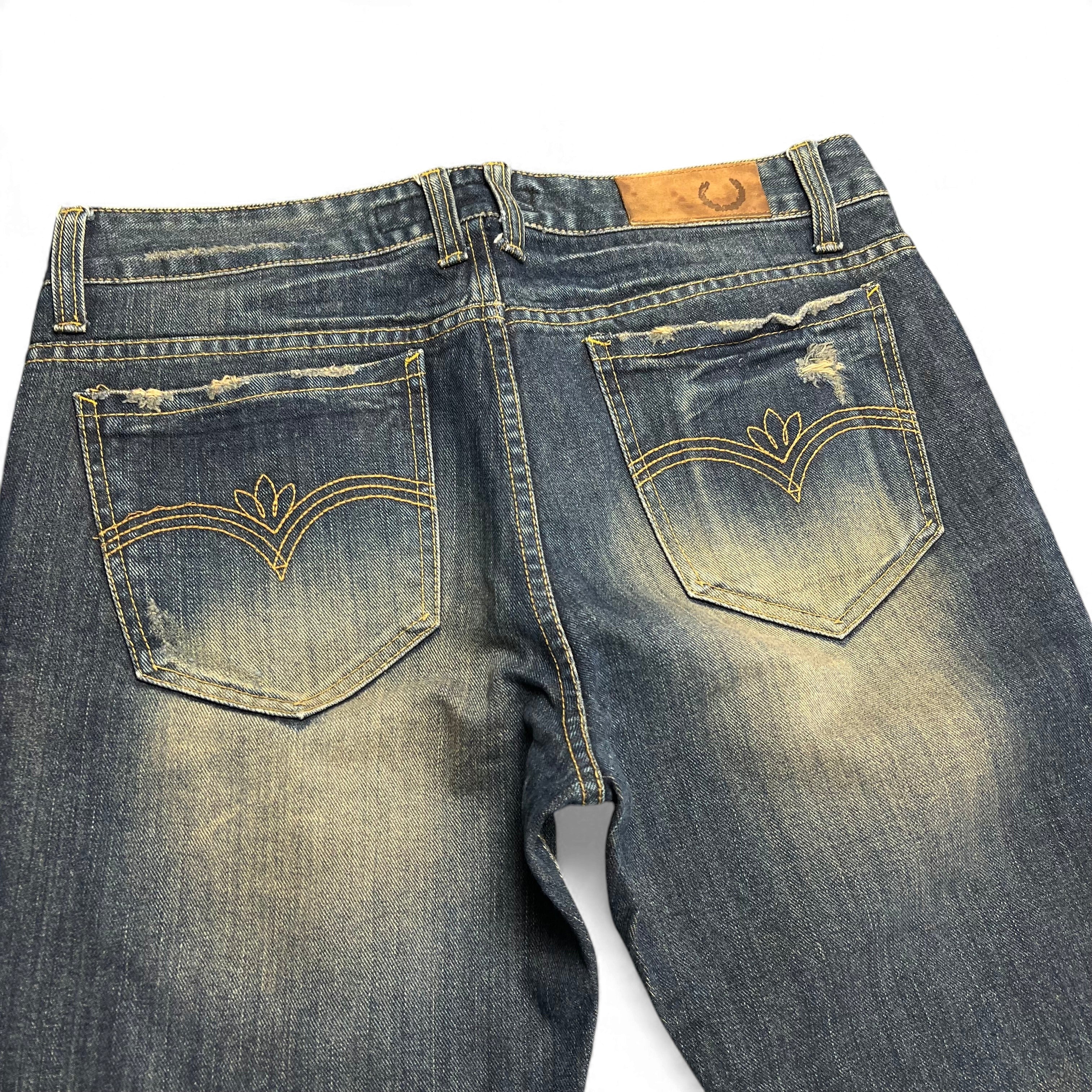 TWC Vintage Bootcut-Jeans in verwaschenem Blau mit dekorativen Stickereien auf den Gesäßtaschen und Used-Look