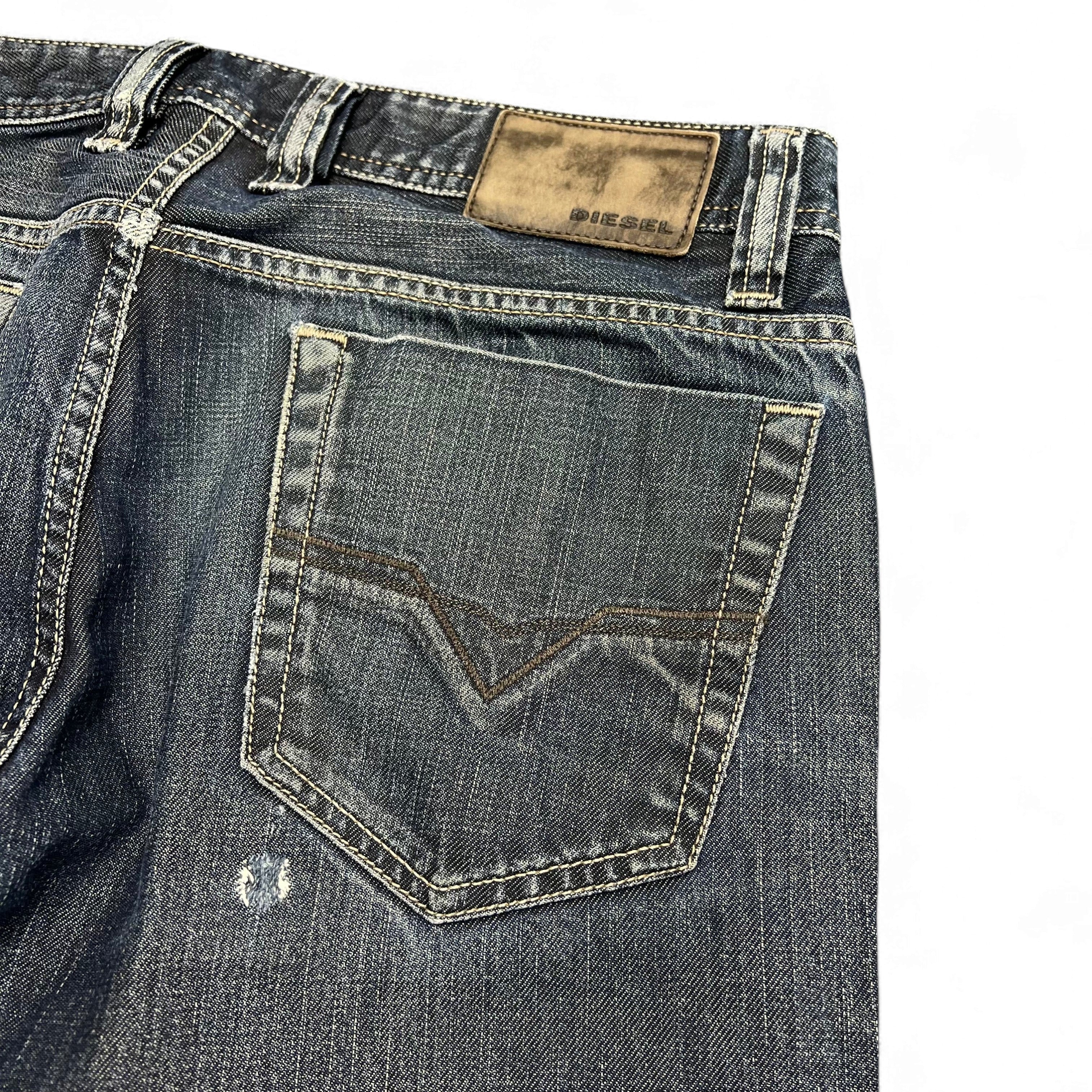 TWC Vintage Diesel Viker-R-Box Jeans in dunklem Denim mit Lederpatch und Gesäßtaschen-Detail