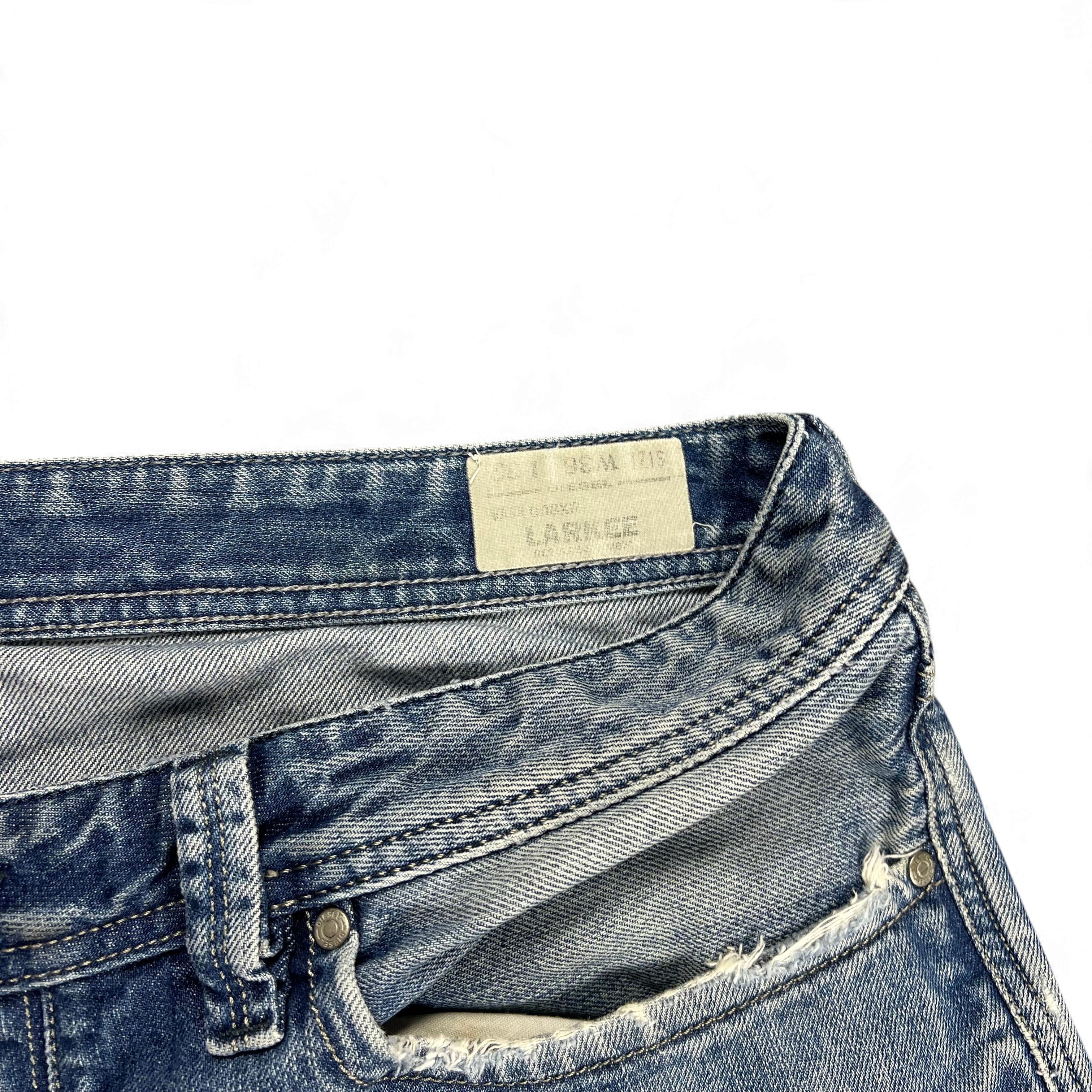 TWC Vintage Diesel Larkee Jeans mit verwaschenem Denim-Stoff und Leder-Label am Bund