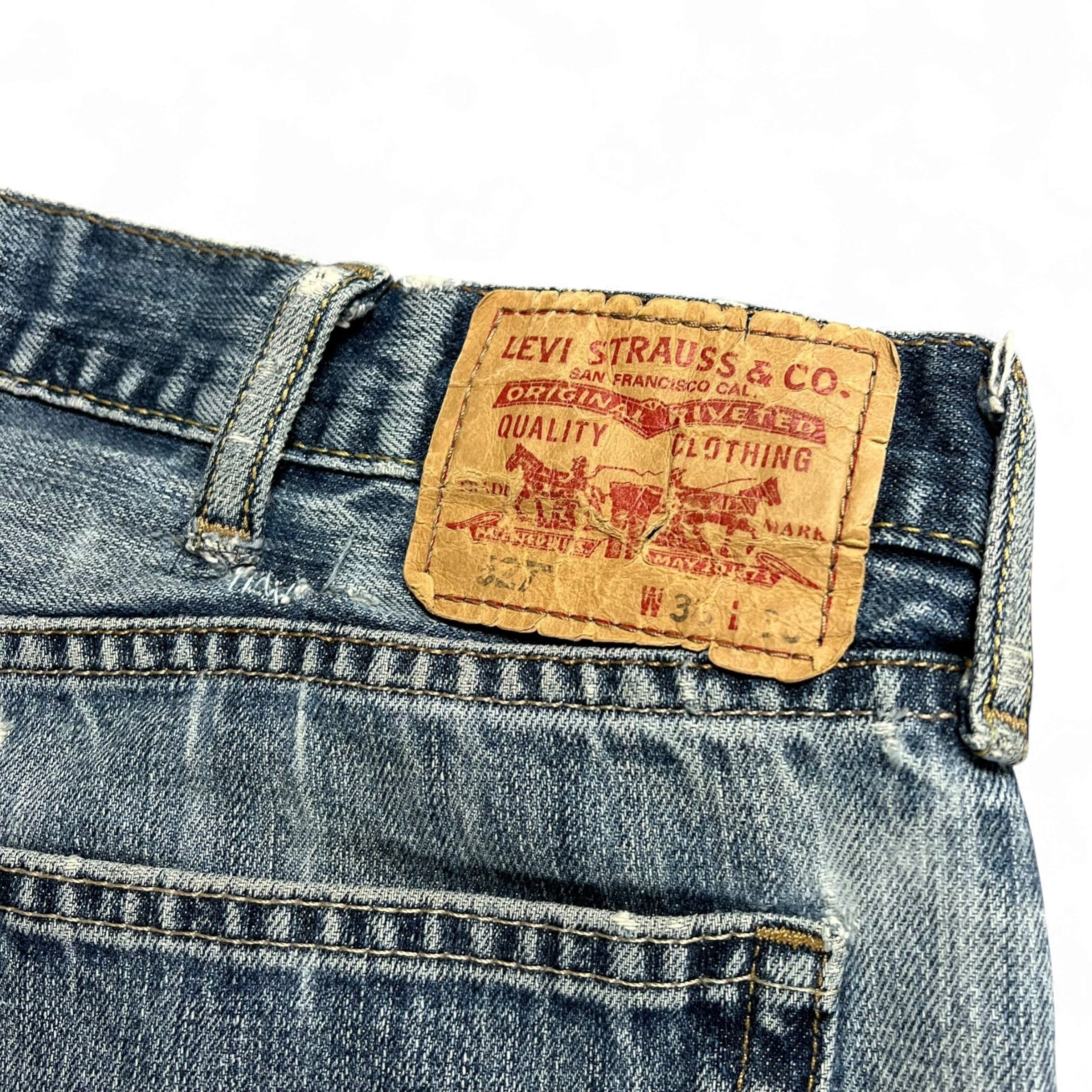 TWC Vintage Levi's 527 Bootcut Jeans mit klassischem Leder-Patch und verwaschenem Denim-Look