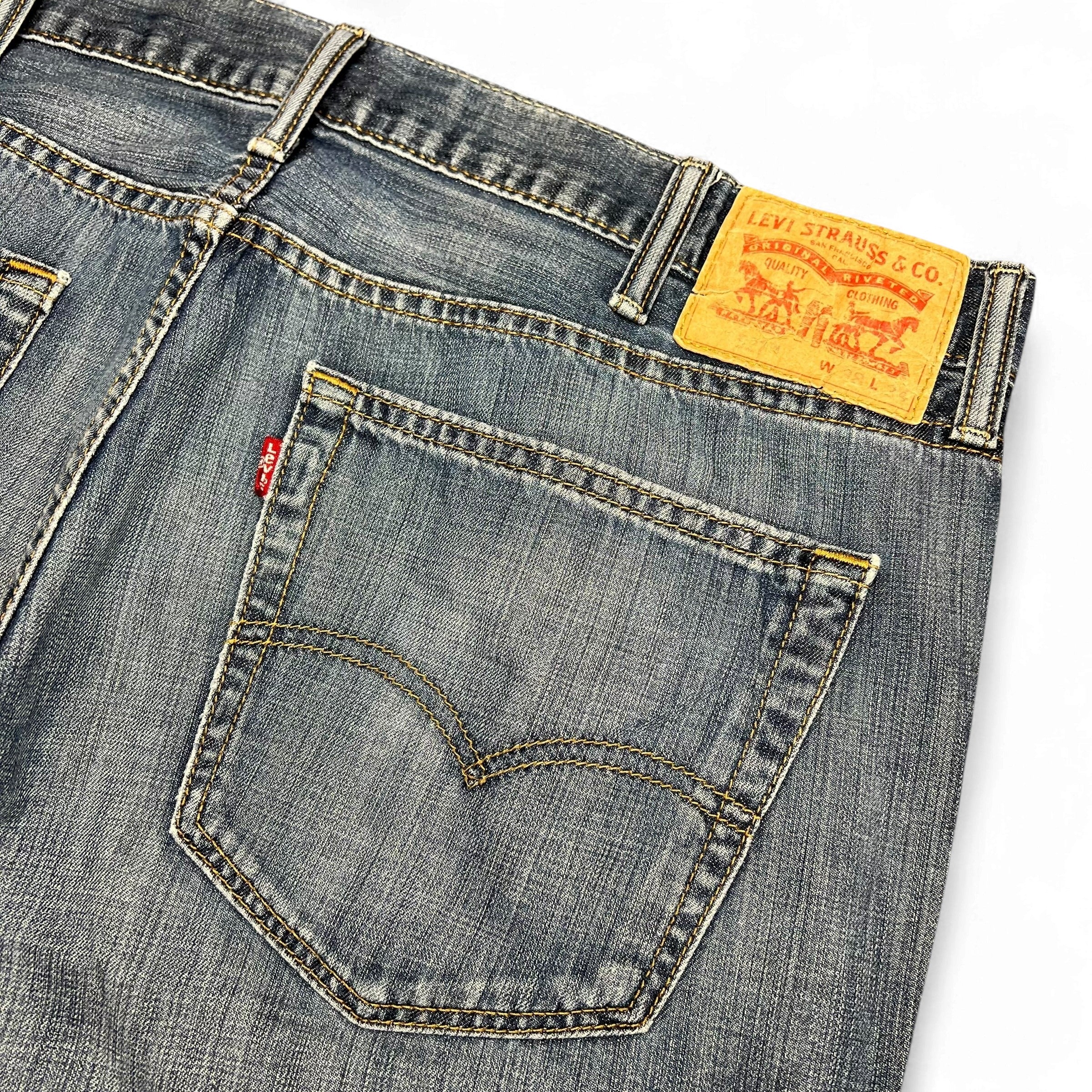 TWC Vintage Levi's 527 Bootcut Jeans in blauem Denim mit klassischem Lederpatch und Gesäßtasche