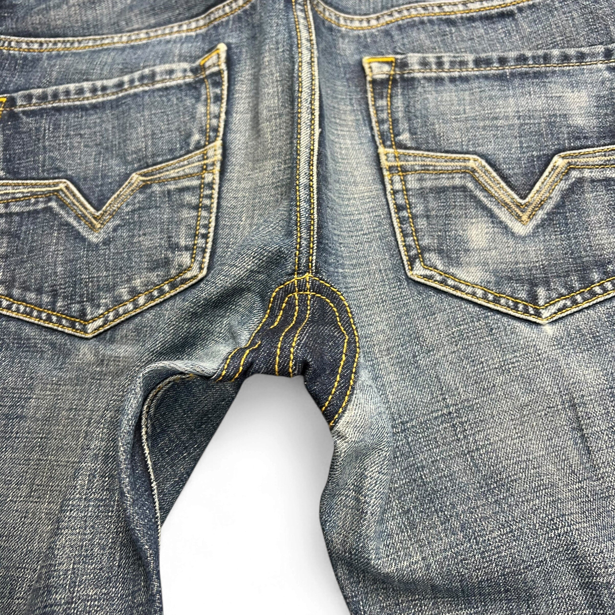 TWC Vintage Diesel Larkee Straight Jeans in blauem Denim mit markanten Gesäßtaschen und gelben Kontrastnähten