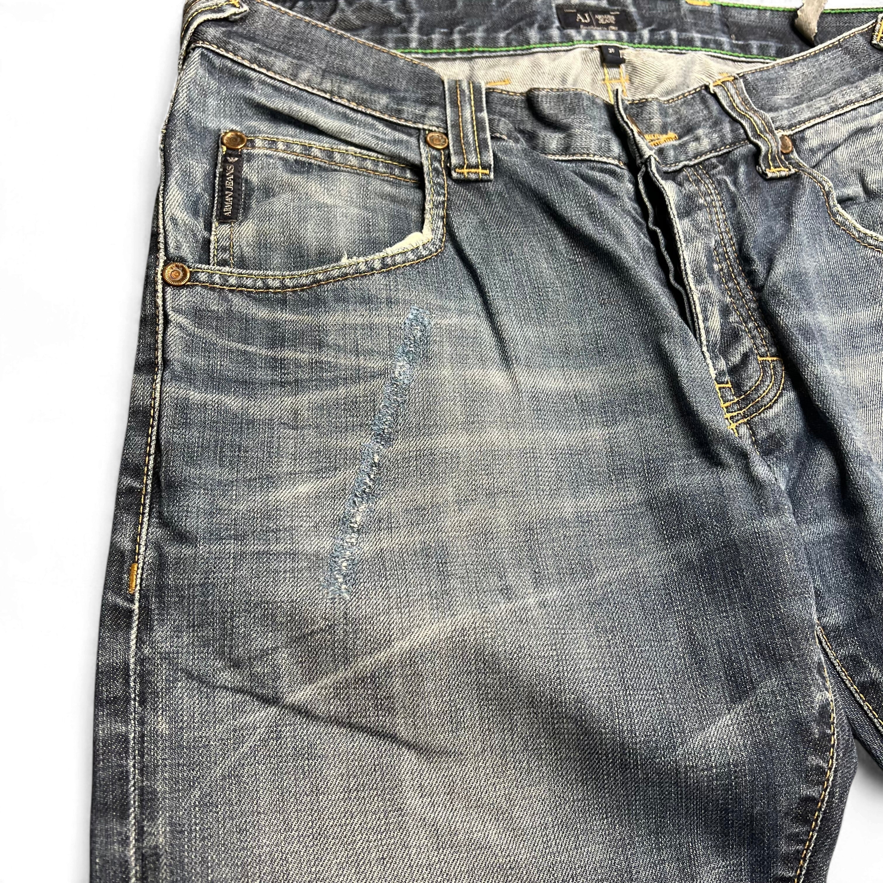 TWC Vintage Armani Jeans mit geradem Schnitt in verwaschenem Blau und Used-Look Details