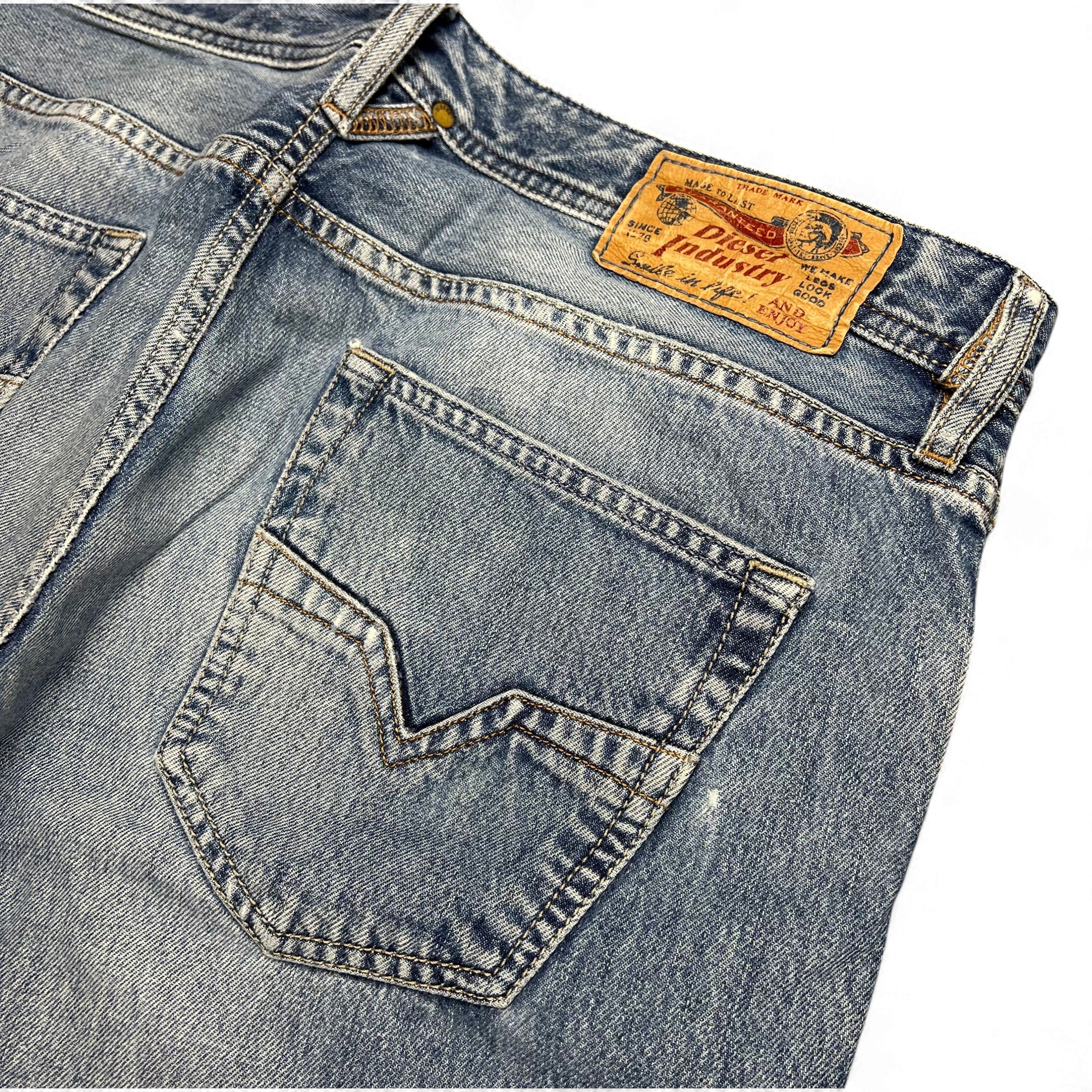 TWC Vintage Diesel Larkee Straight Jeans in verwaschenem Blau mit Leder-Label und Gesäßtasche