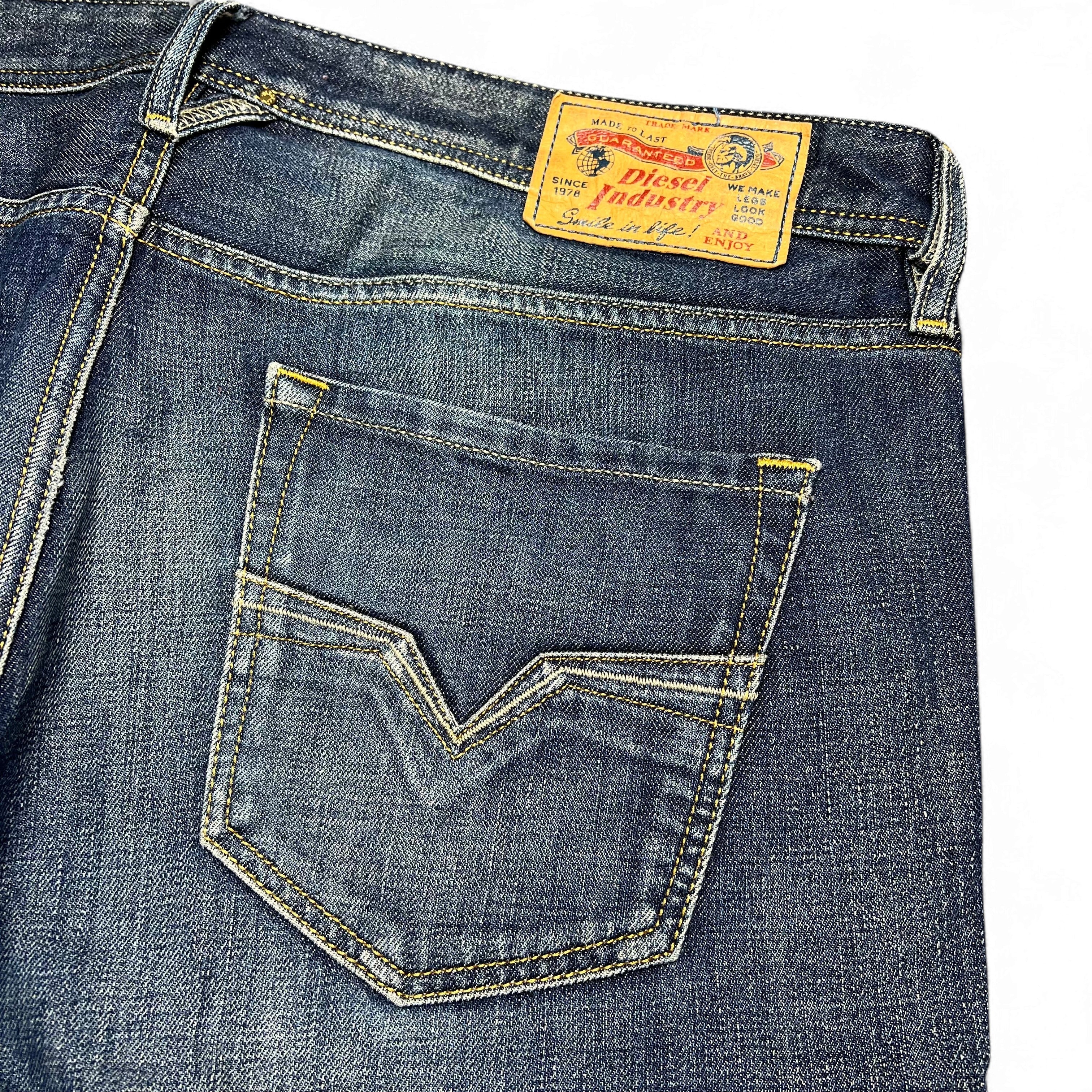 TWC Vintage Diesel Larkee Straight Jeans in dunkelblauem Denim mit markantem Lederpatch und Gesäßtaschen-Details