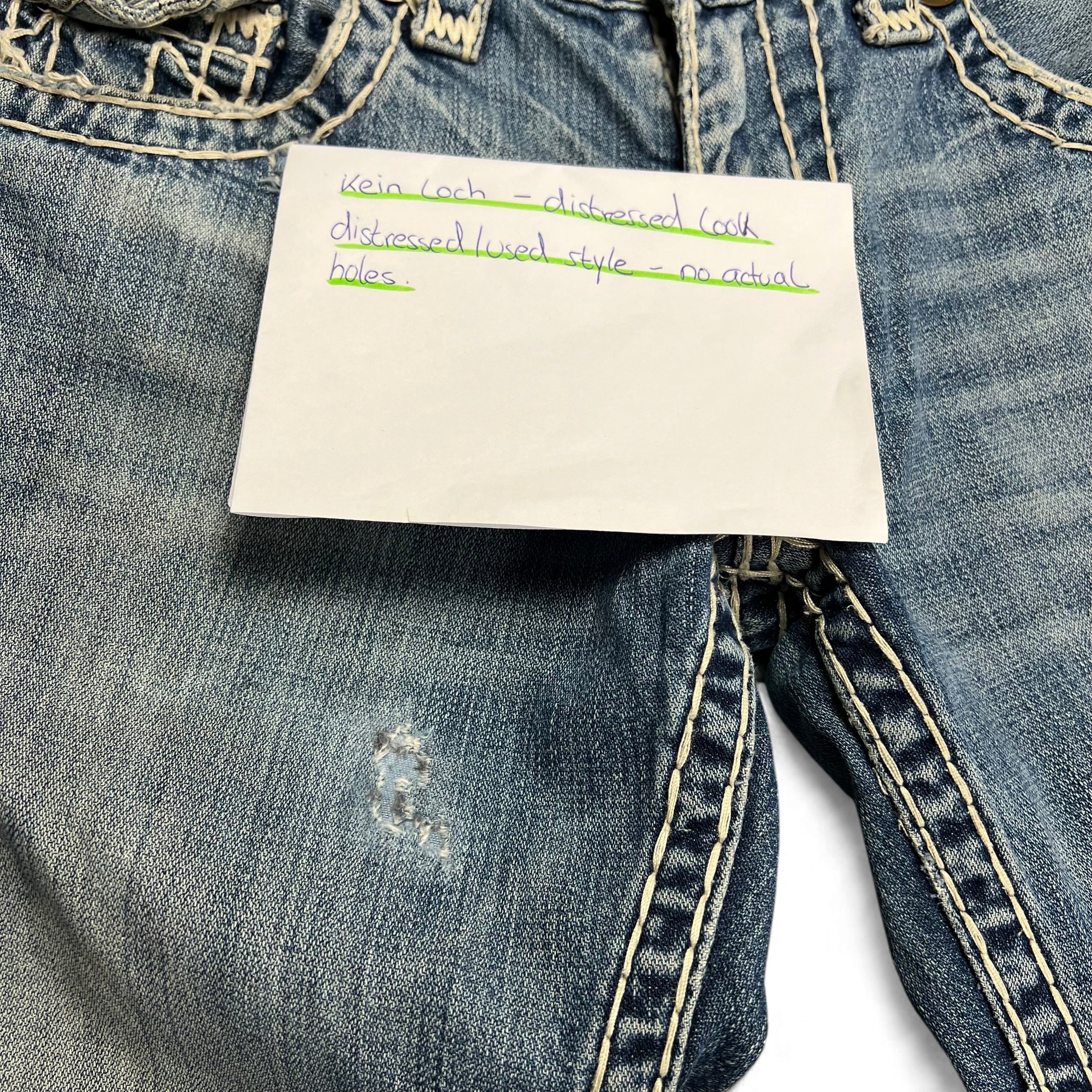 TWC Vintage True Religion Joey Super T Bootcut Jeans in blau mit markanten weißen Kontrastnähten und Used-Look