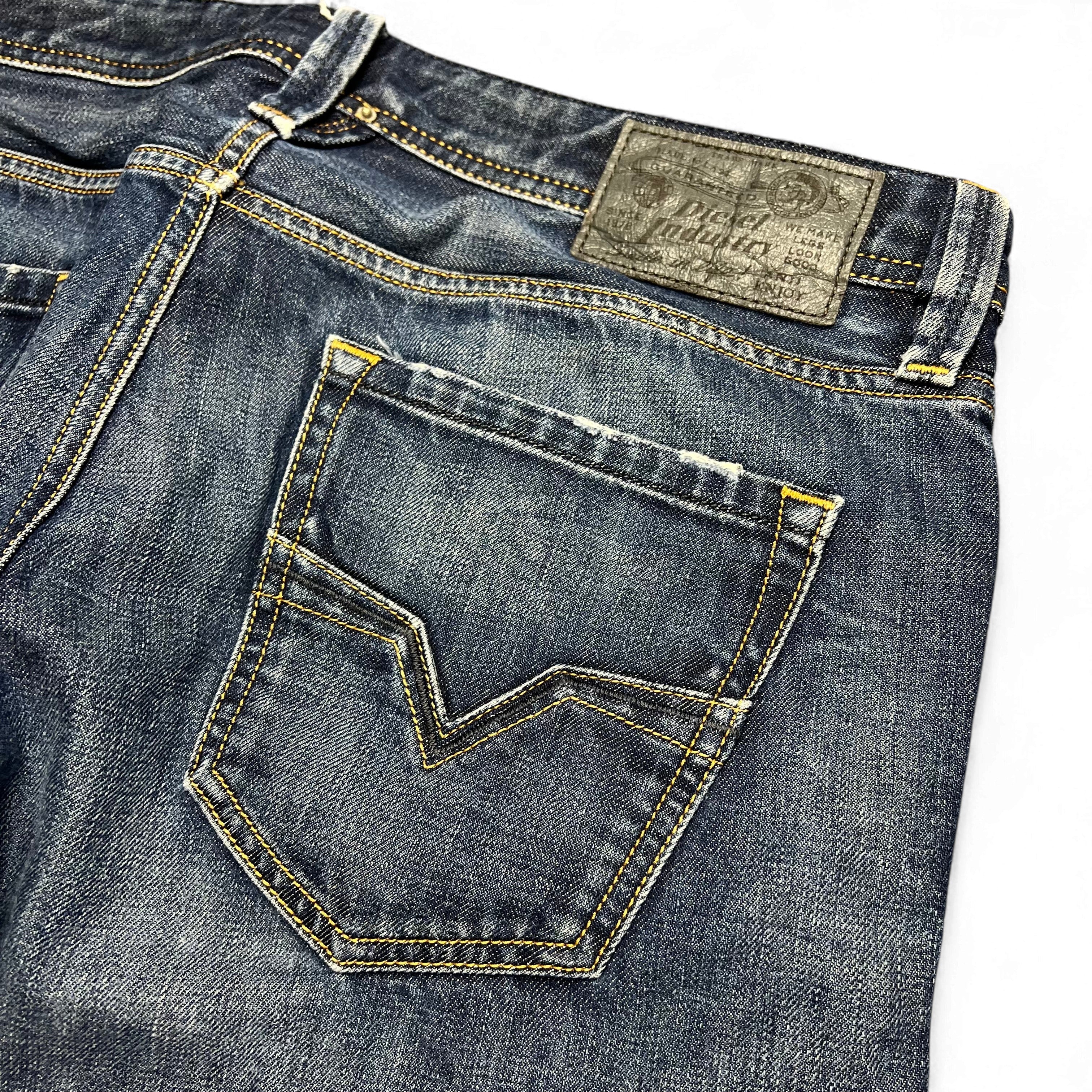 TWC Vintage Diesel Larkee Straight Jeans in dunkelblauem Denim mit markantem Leder-Patch und Gesäßtaschen-Details
