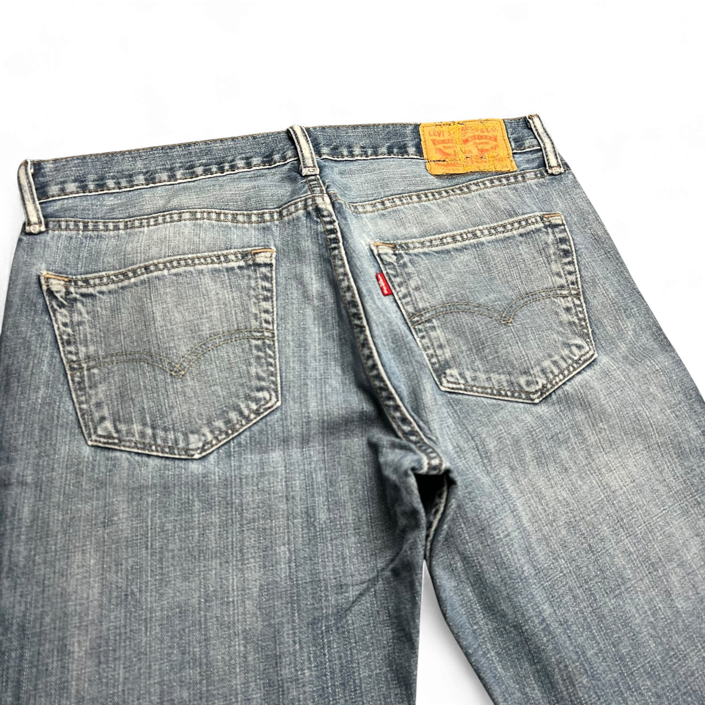 TWC Vintage Levi’s 527 Bootcut Jeans in hellblauem Denim mit klassischem Lederpatch und Gesäßtaschen