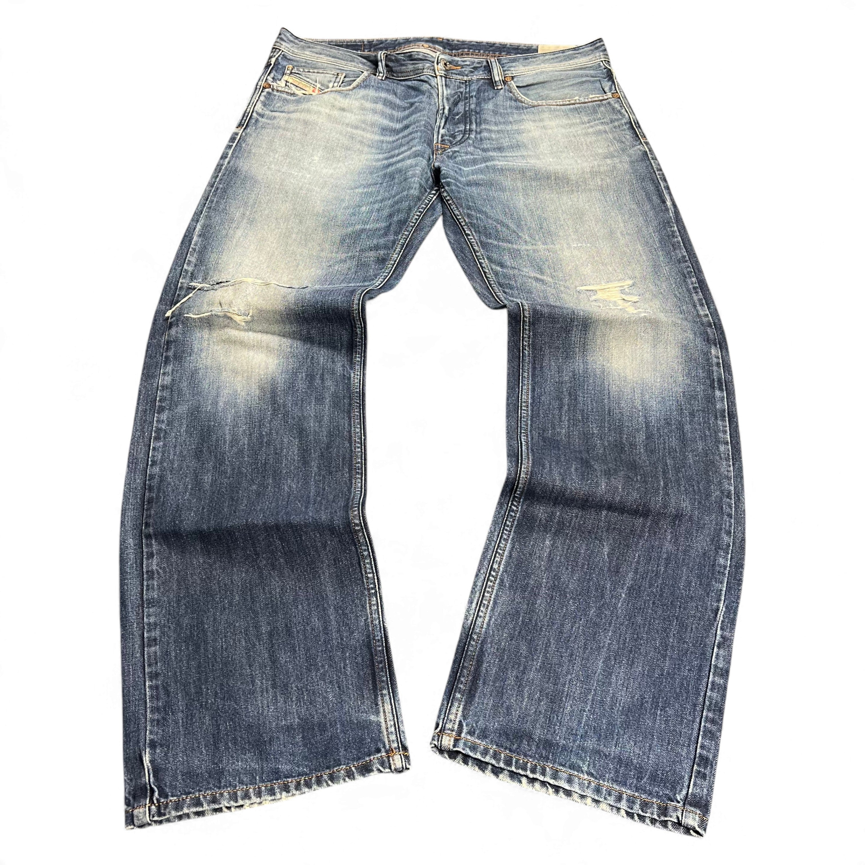 TWC Vintage Diesel Larkee Straight Jeans in blauem Denim mit Used-Look und Distressed-Details am Knie