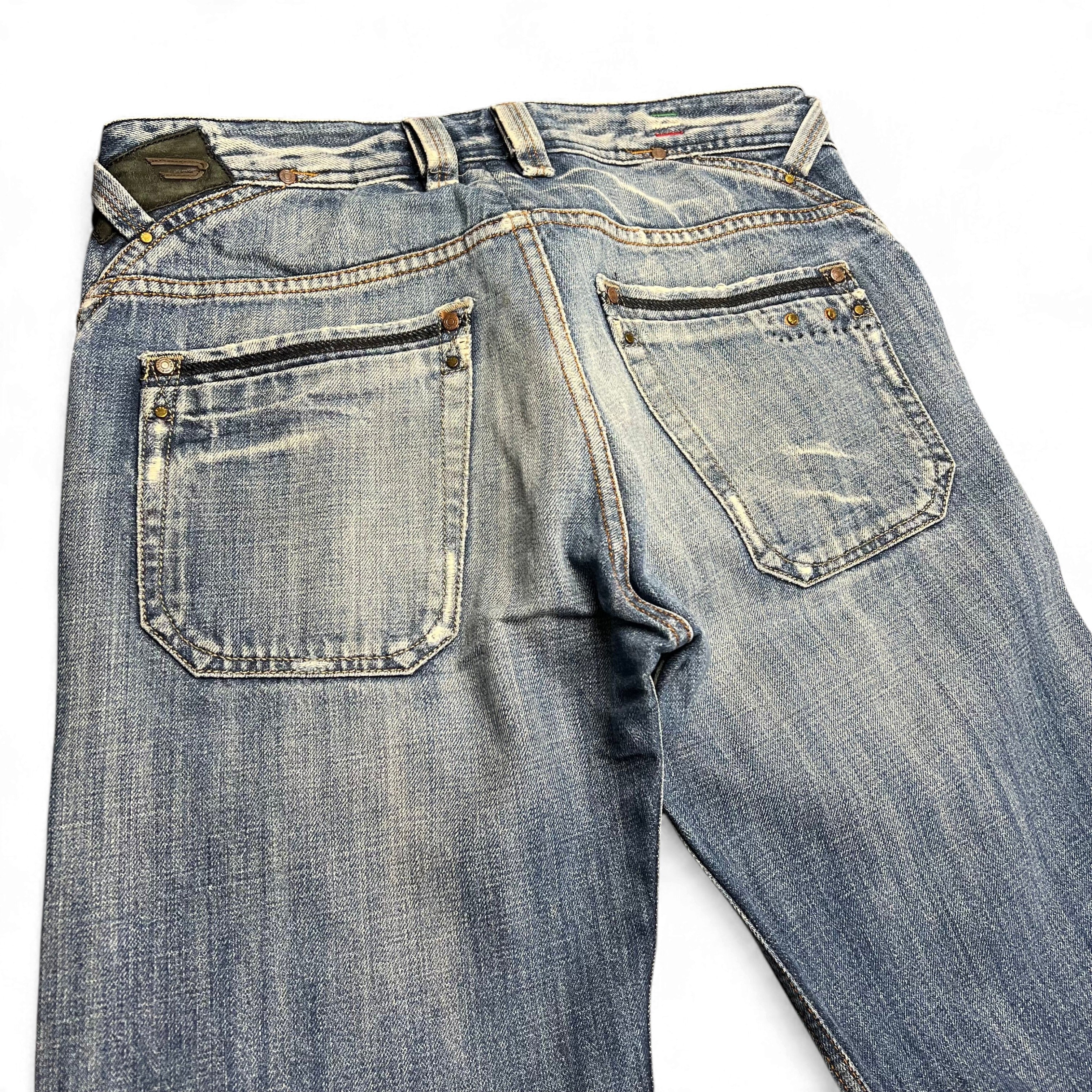 TWC Vintage Diesel Busky Straight Jeans in hellblauem Denim mit markanten Gesäßtaschen und Used-Look