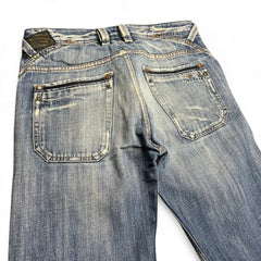 TWC Vintage Diesel Busky Straight Jeans in hellblauem Denim mit markanten Gesäßtaschen und Used-Look