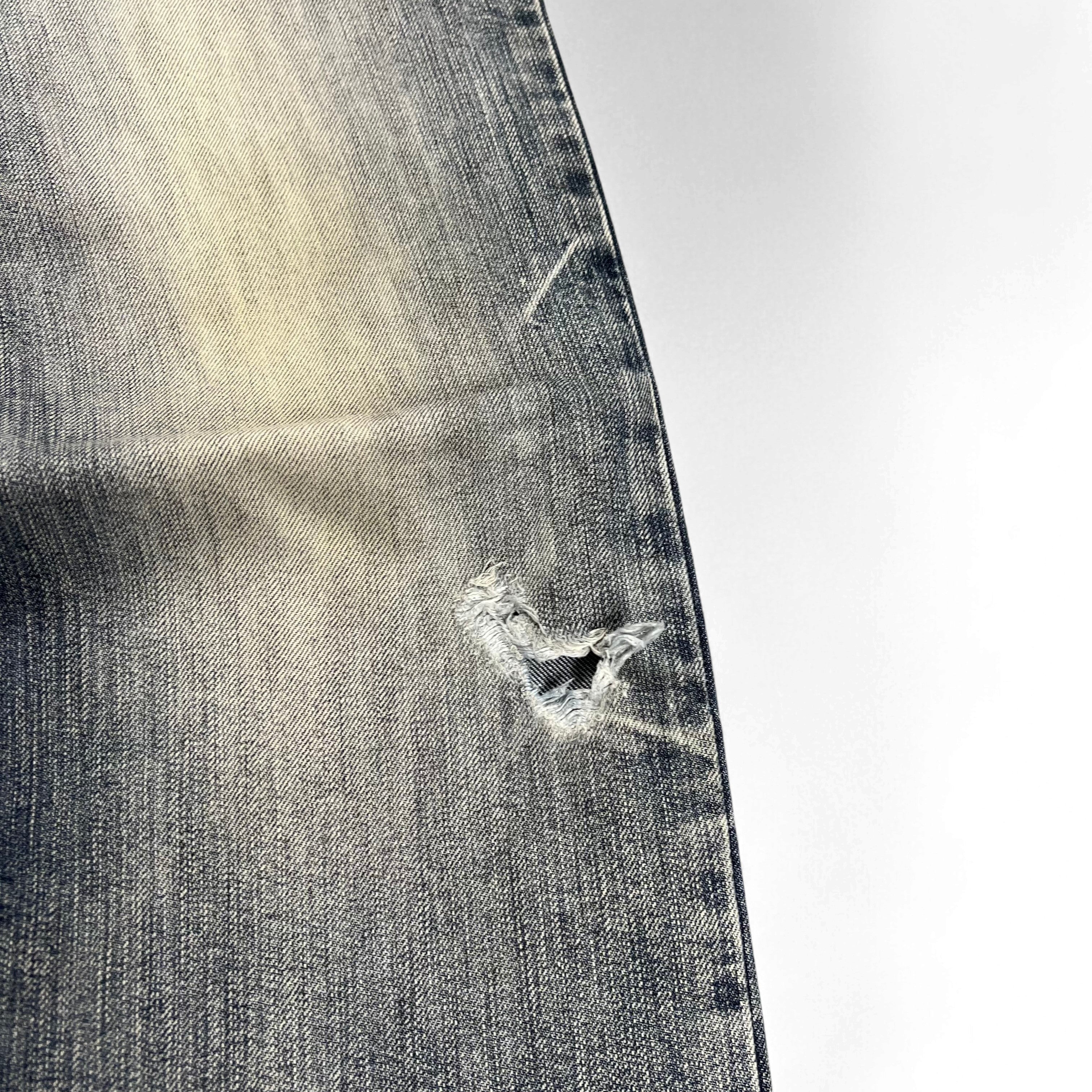 TWC Vintage Jeans mit verwaschener blauer Waschung und markantem Riss im Denim-Stoff