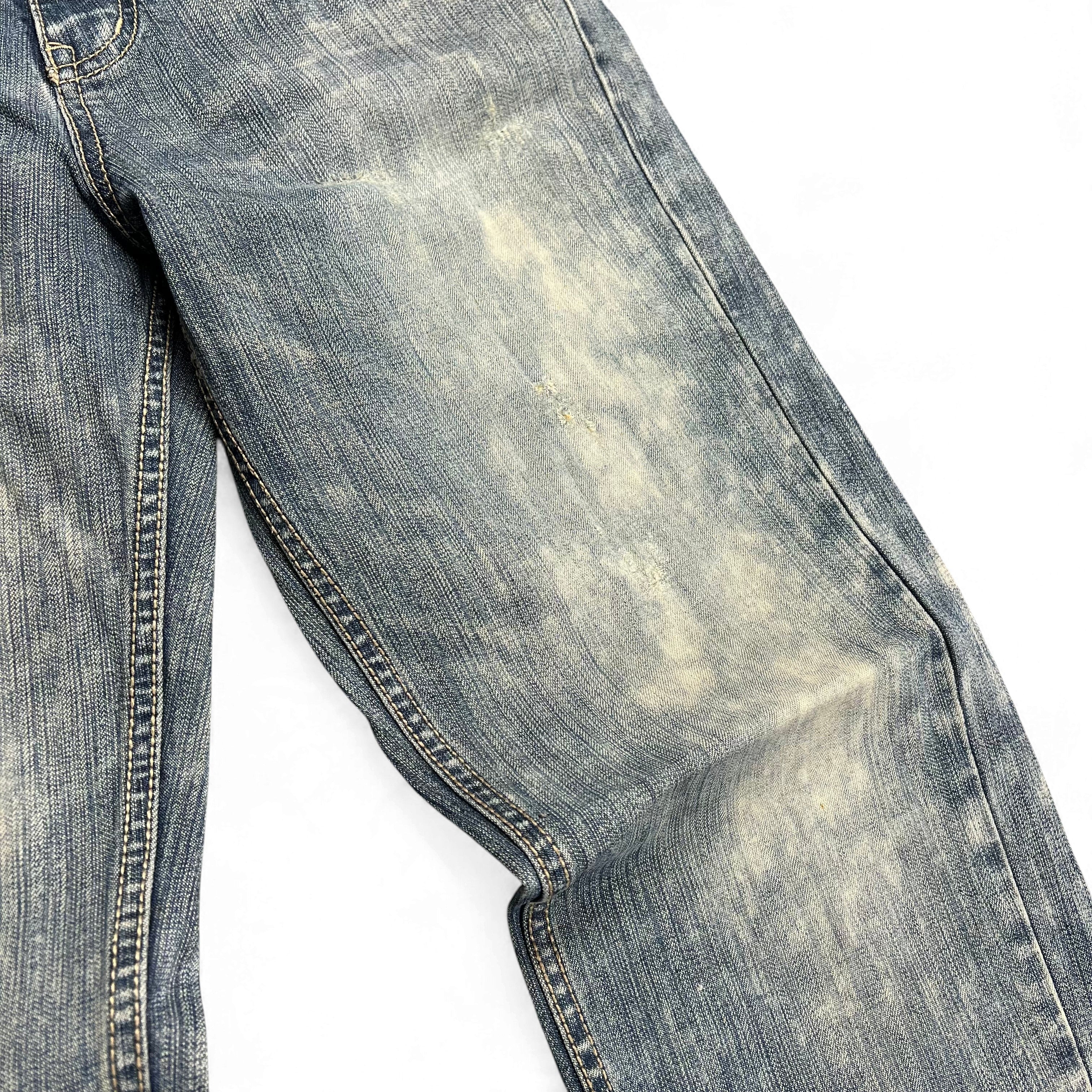 TWC Vintage Jeans aus blauem Denim mit heller Waschung und japanischen Stickerei-Details am Bein