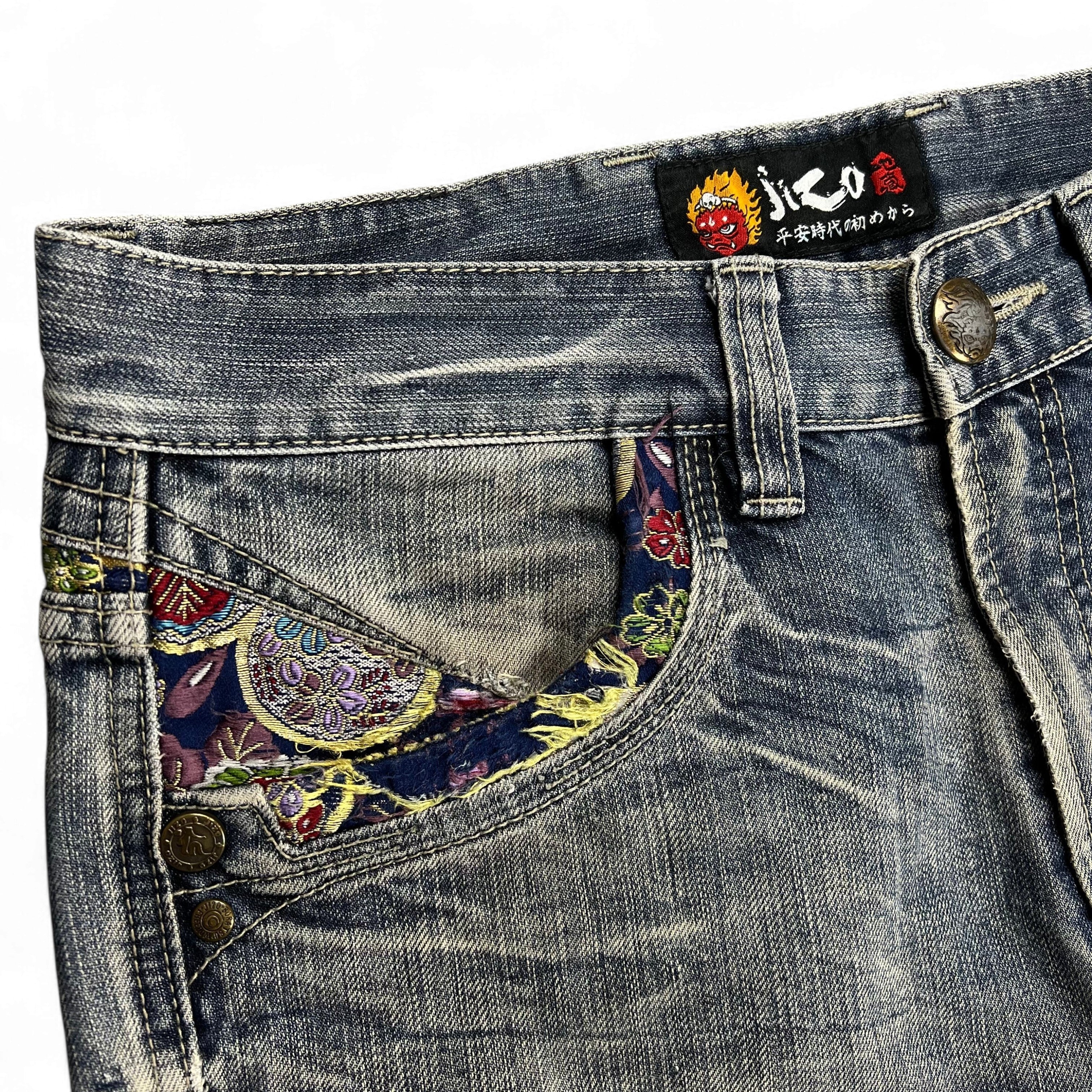 TWC Vintage Jeans mit japanischer Jizo-Stickerei und floralem Stoffeinsatz an der Vordertasche in verwaschenem Blau