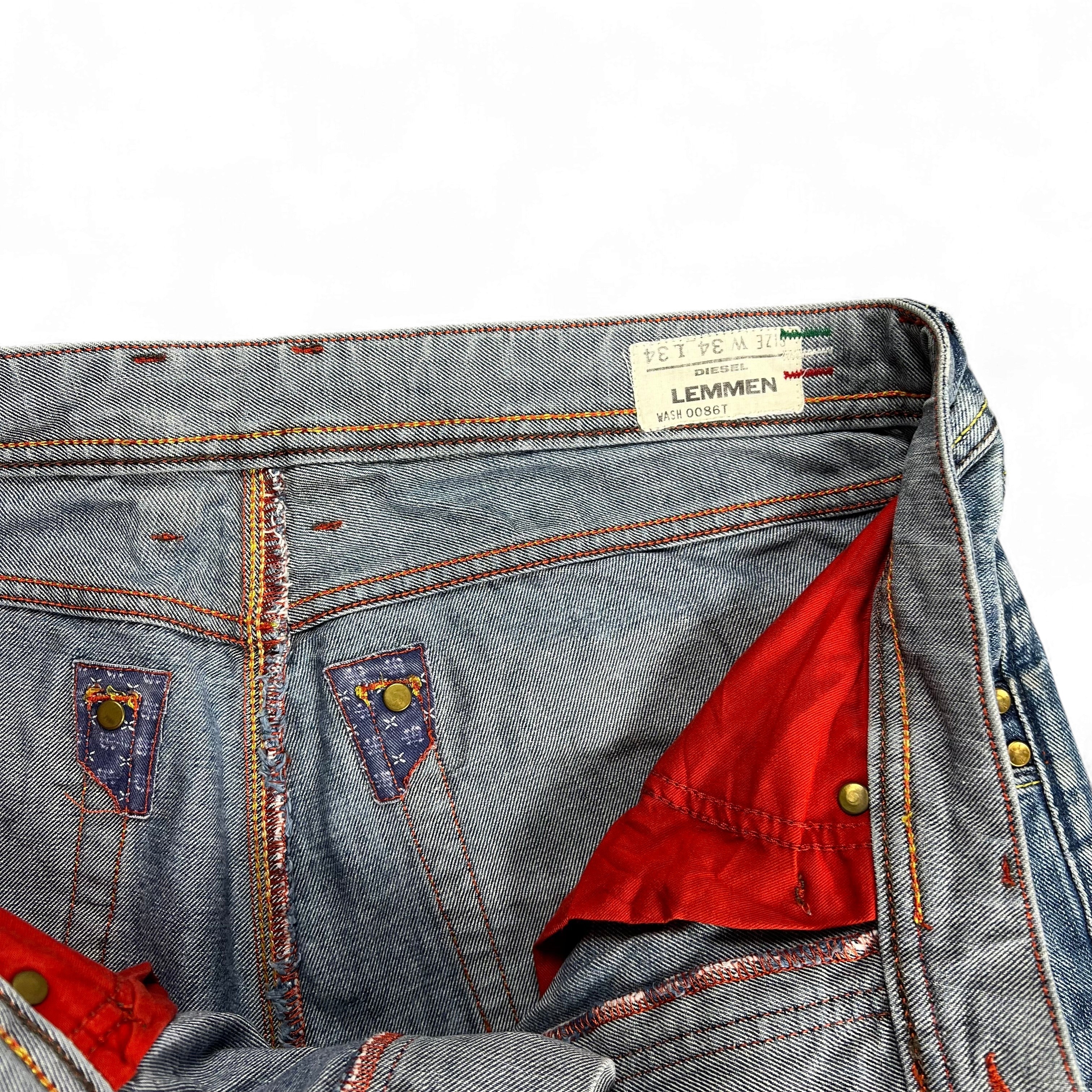 TWC Vintage Diesel Lemmen Straight Jeans mit rotem Innenfutter und markanten Ziernähten an den Gesäßtaschen