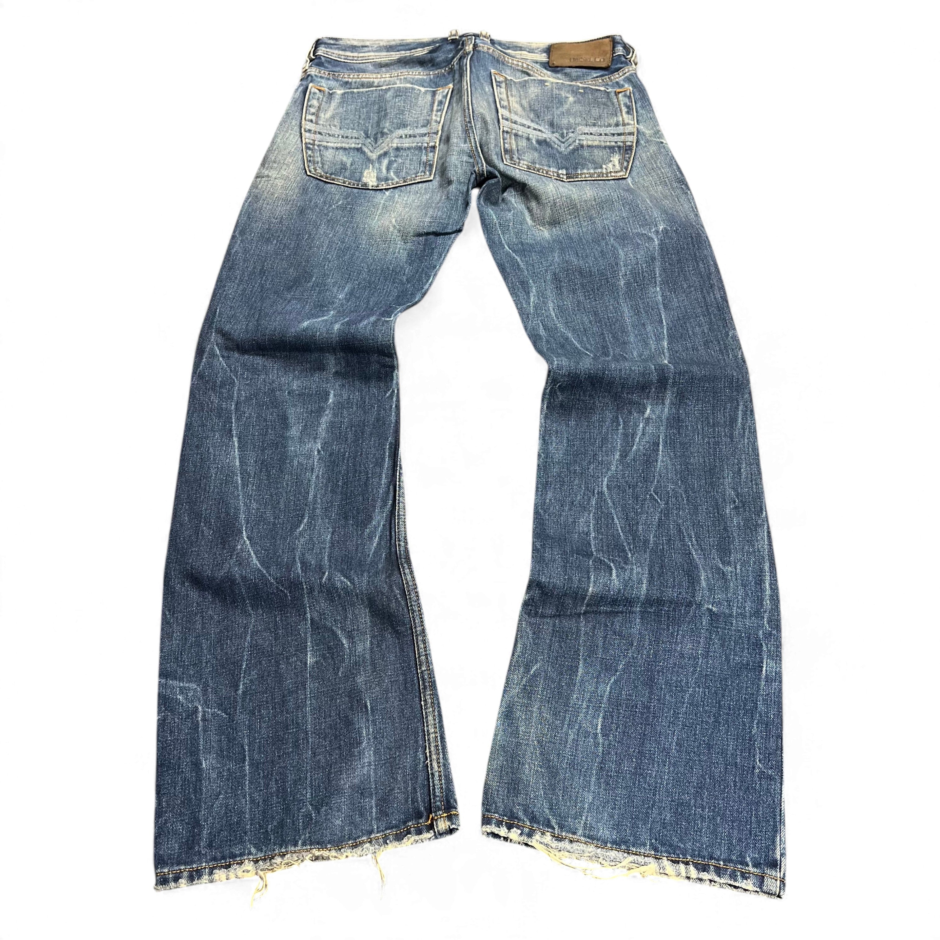 TWC Vintage Diesel Zatiny Bootcut Jeans in verwaschenem Blau mit ausgefransten Säumen und Leder-Patch auf der Rückseite