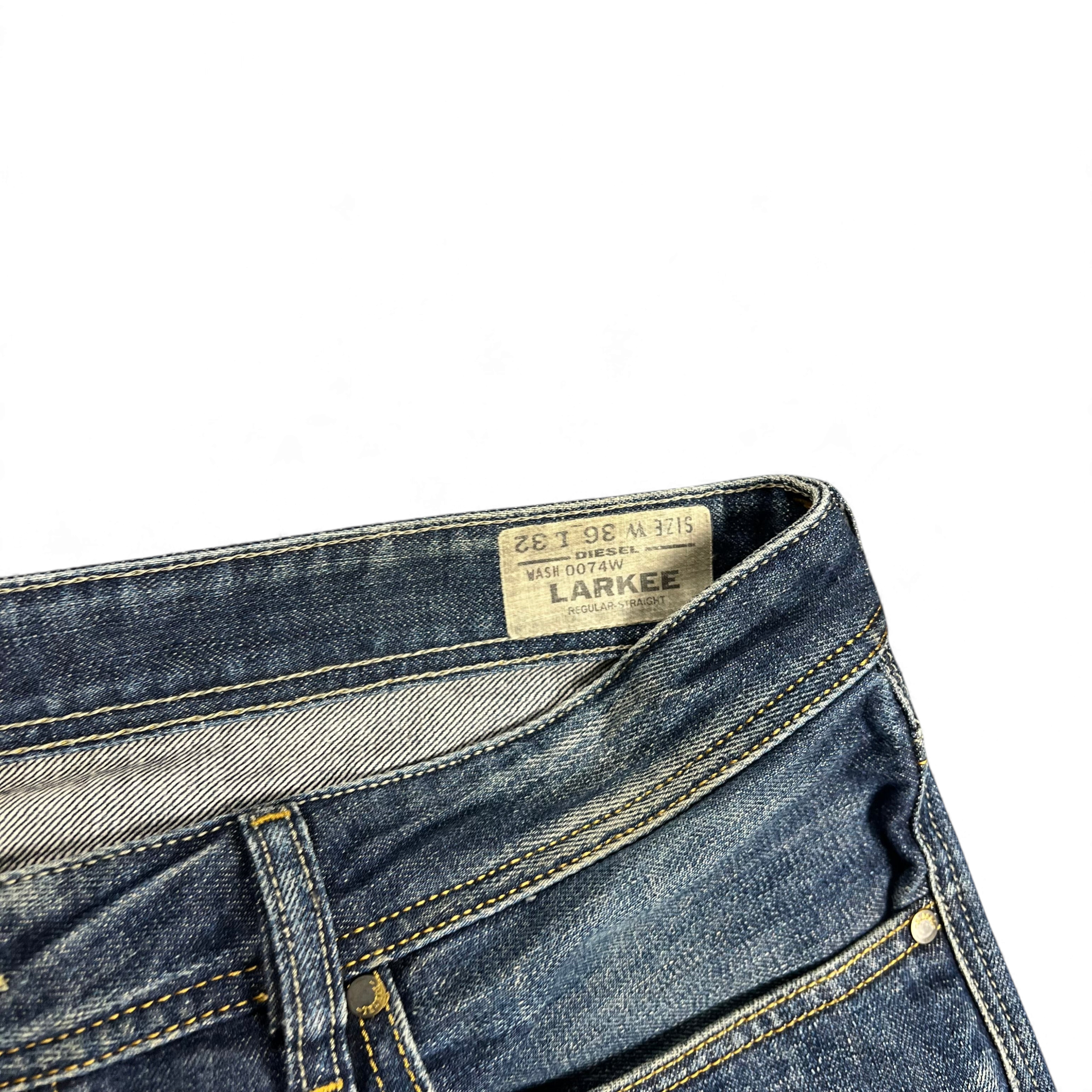 TWC Vintage Diesel Larkee Jeans mit klassischem Denim-Label und Kontrastnähten in Blau