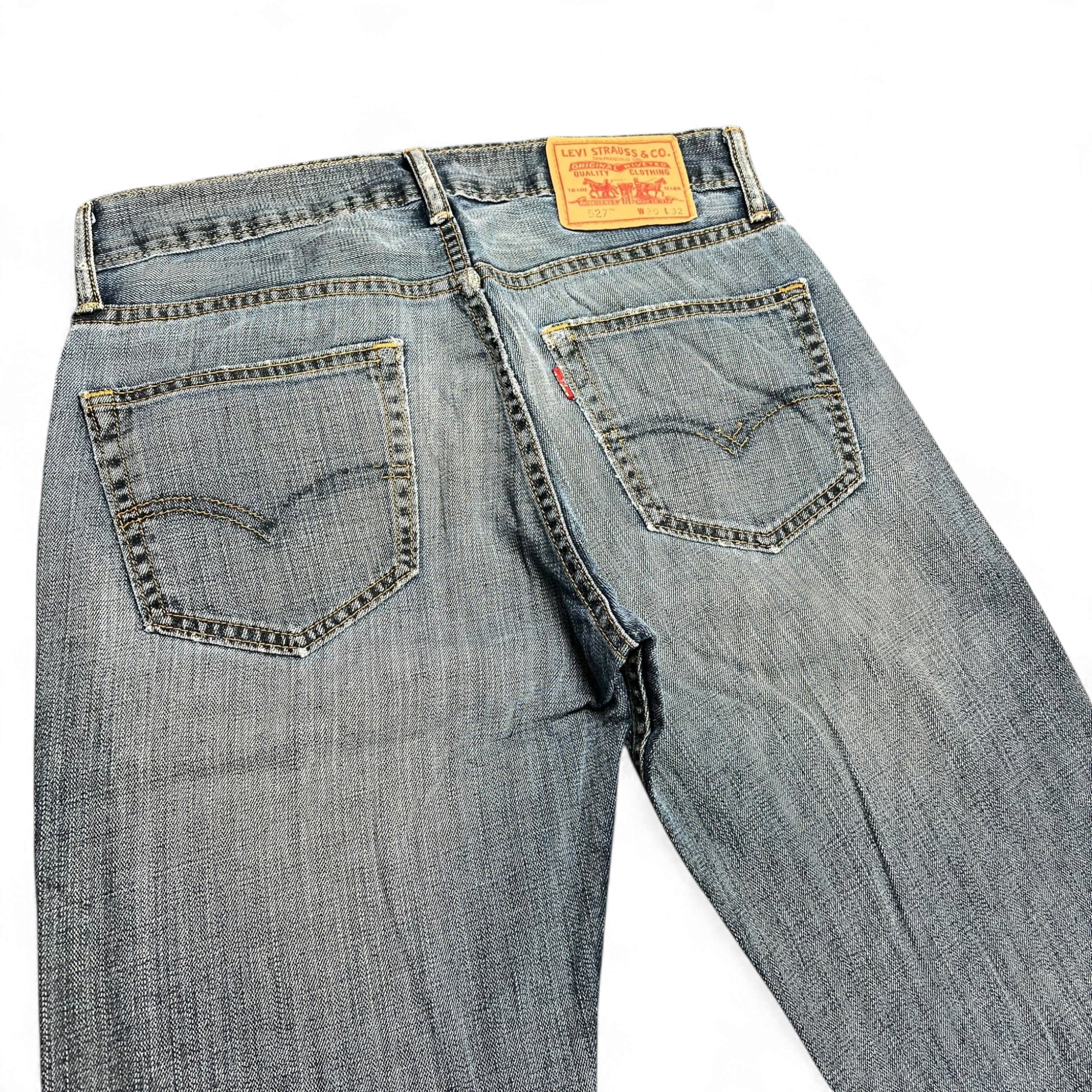 TWC Vintage Levi’s 527 Bootcut Jeans in verwaschenem Blau mit klassischem Lederpatch und Gesäßtaschen