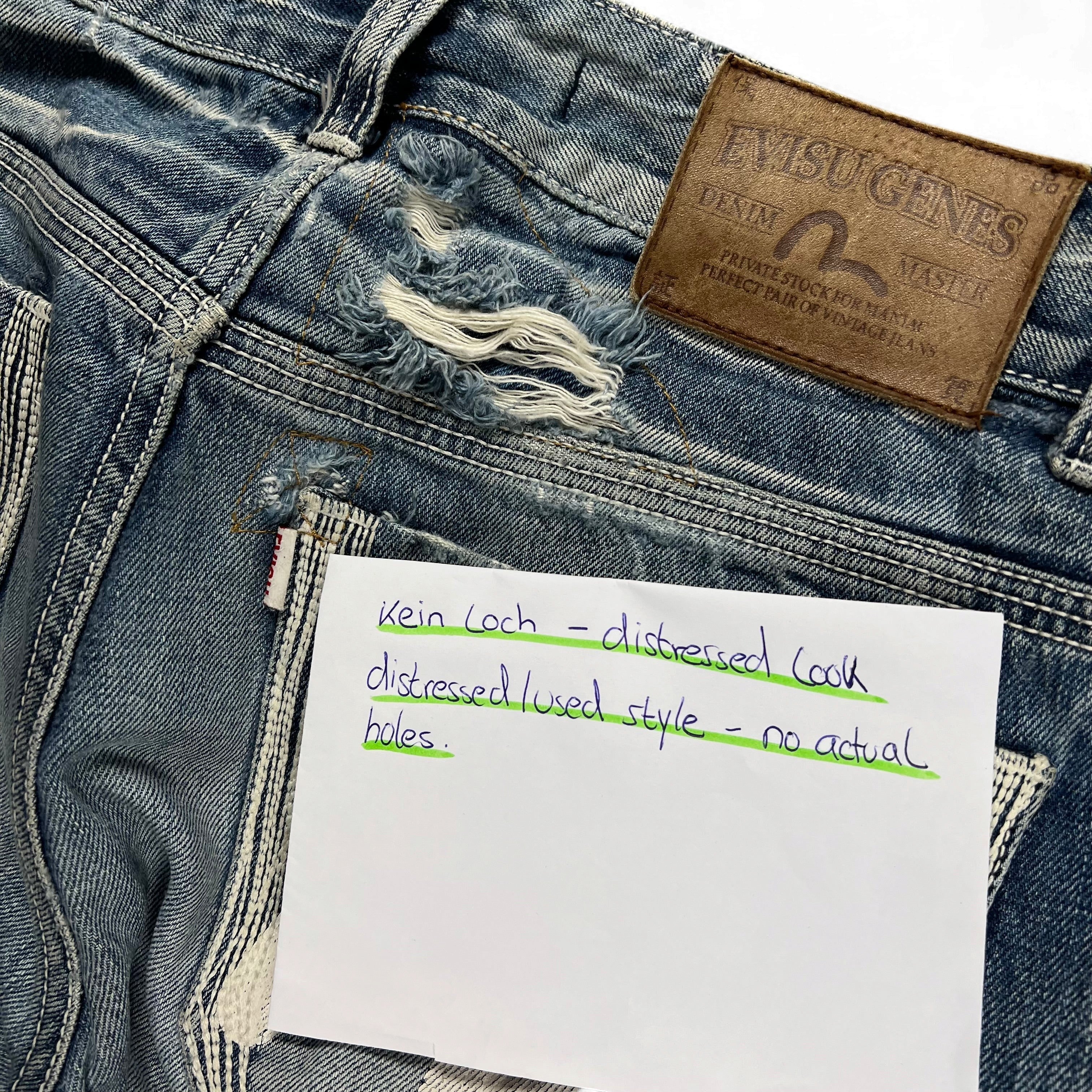 TWC Vintage Evisu KC Straight Jeans in blauem Denim mit Distressed-Optik und braunem Leder-Label auf der Rückseite