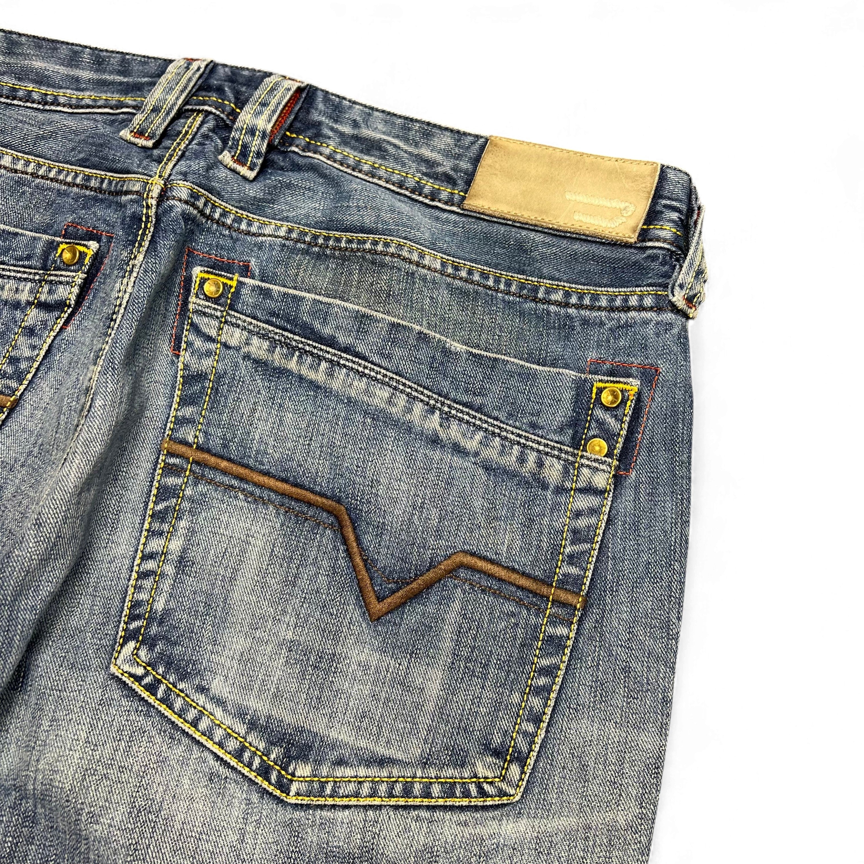 TWC Vintage Diesel Lemmen Straight Jeans mit verwaschener blauer Waschung und markanten Gesäßtaschen-Details
