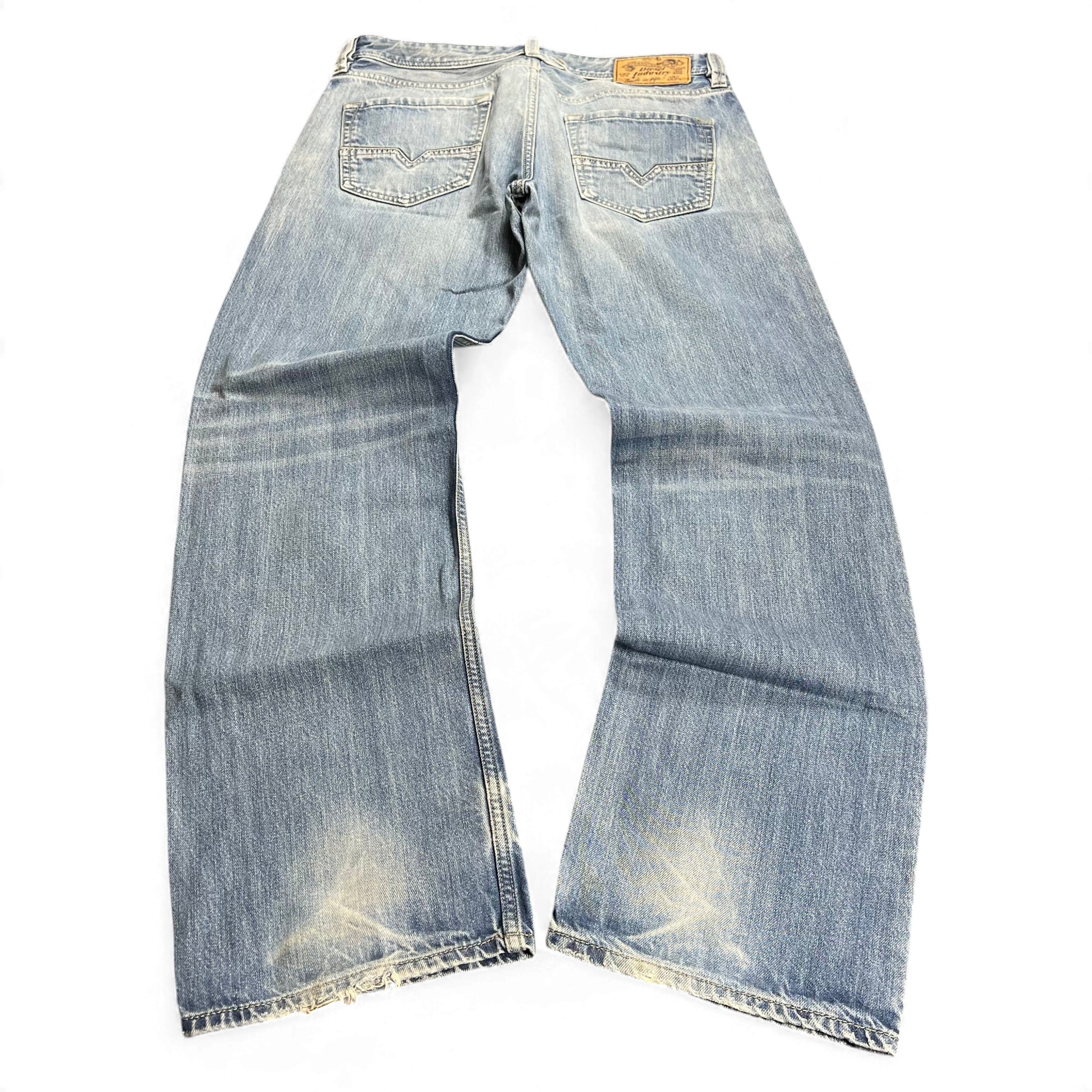 TWC Vintage Diesel Larkee Straight Jeans in verwaschenem Blau mit geradem Bein und Gesäßtaschen-Details