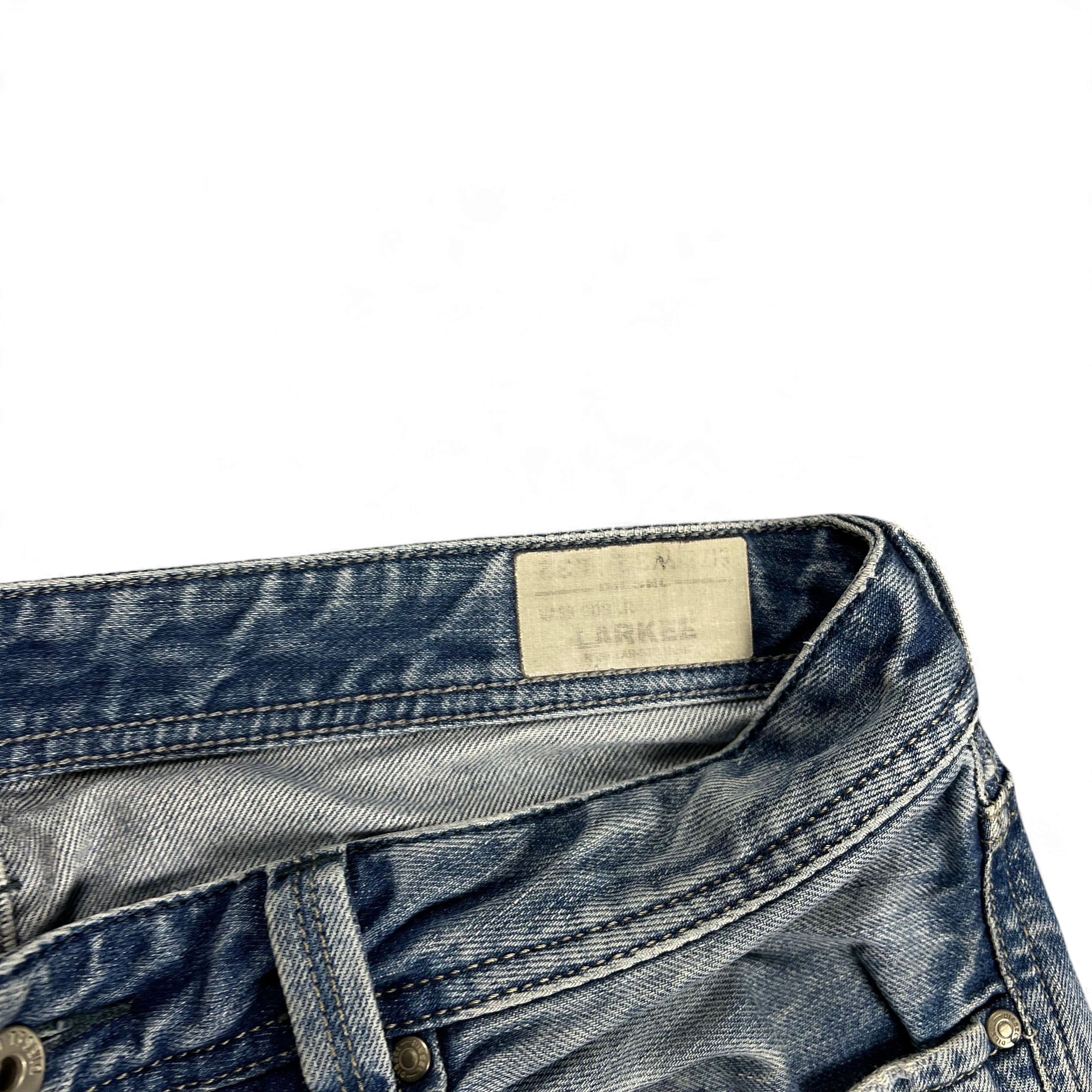 TWC Vintage Diesel Larkee Jeans mit blauem Denim-Stoff und Leder-Label am Bund