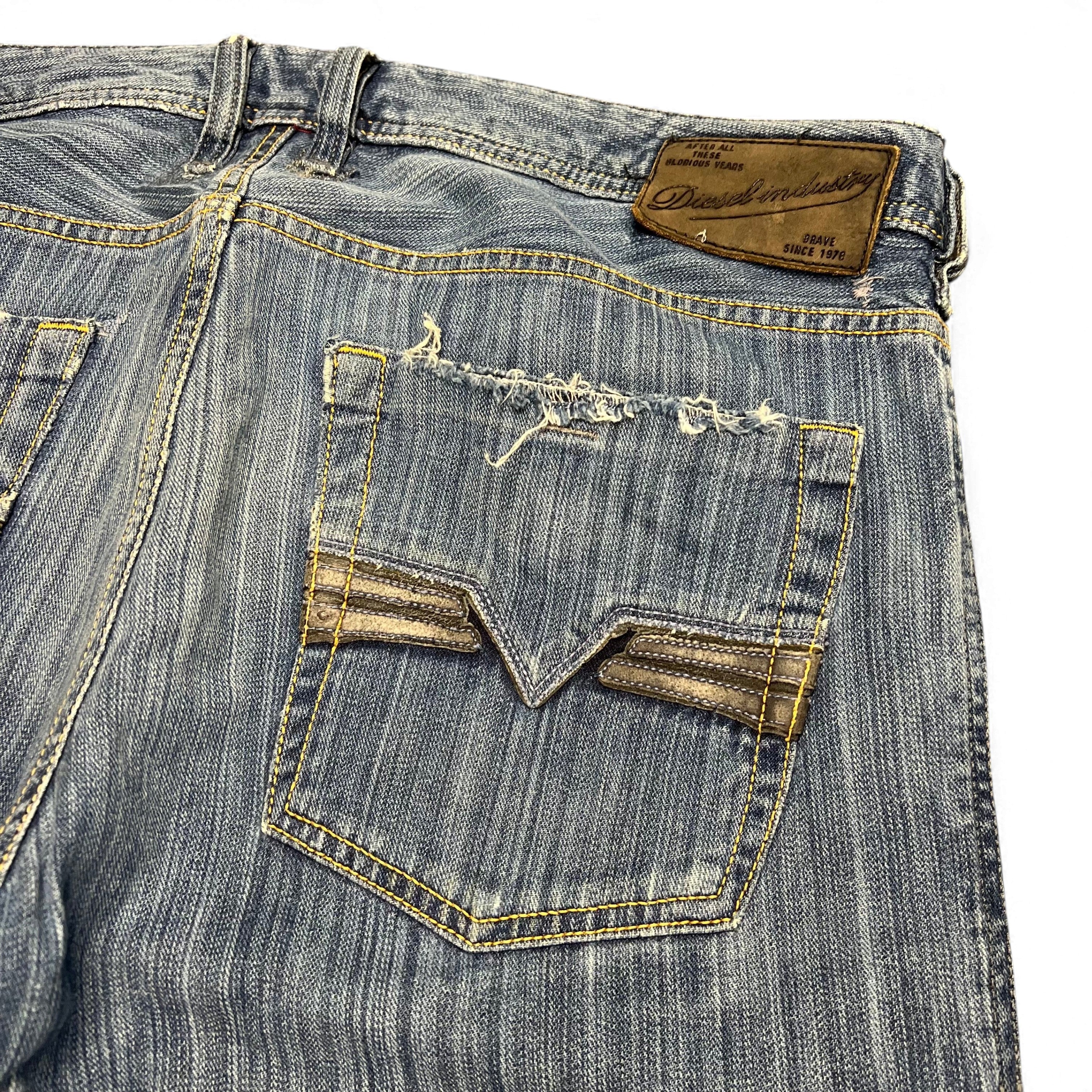 TWC Vintage Diesel Zatiny Bootcut Jeans in blau mit Distressed-Details und Leder-Patch an der Gesäßtasche