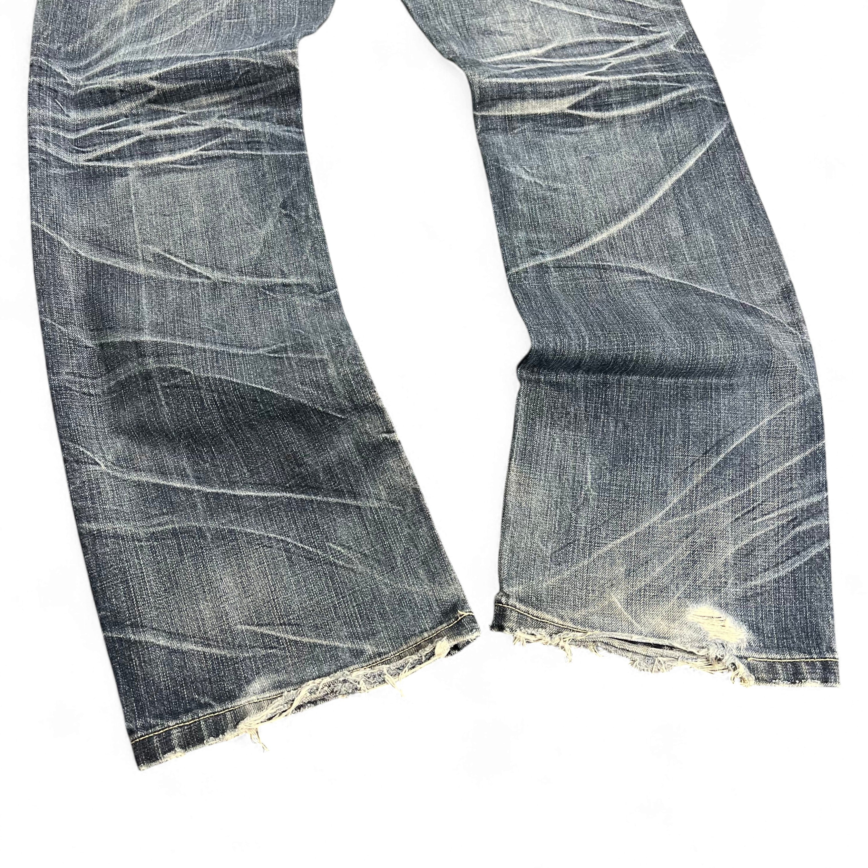 TWC Vintage Evisu KC Straight Jeans in verwaschenem Blau mit markanten Whiskers und ausgefransten Beinsäumen