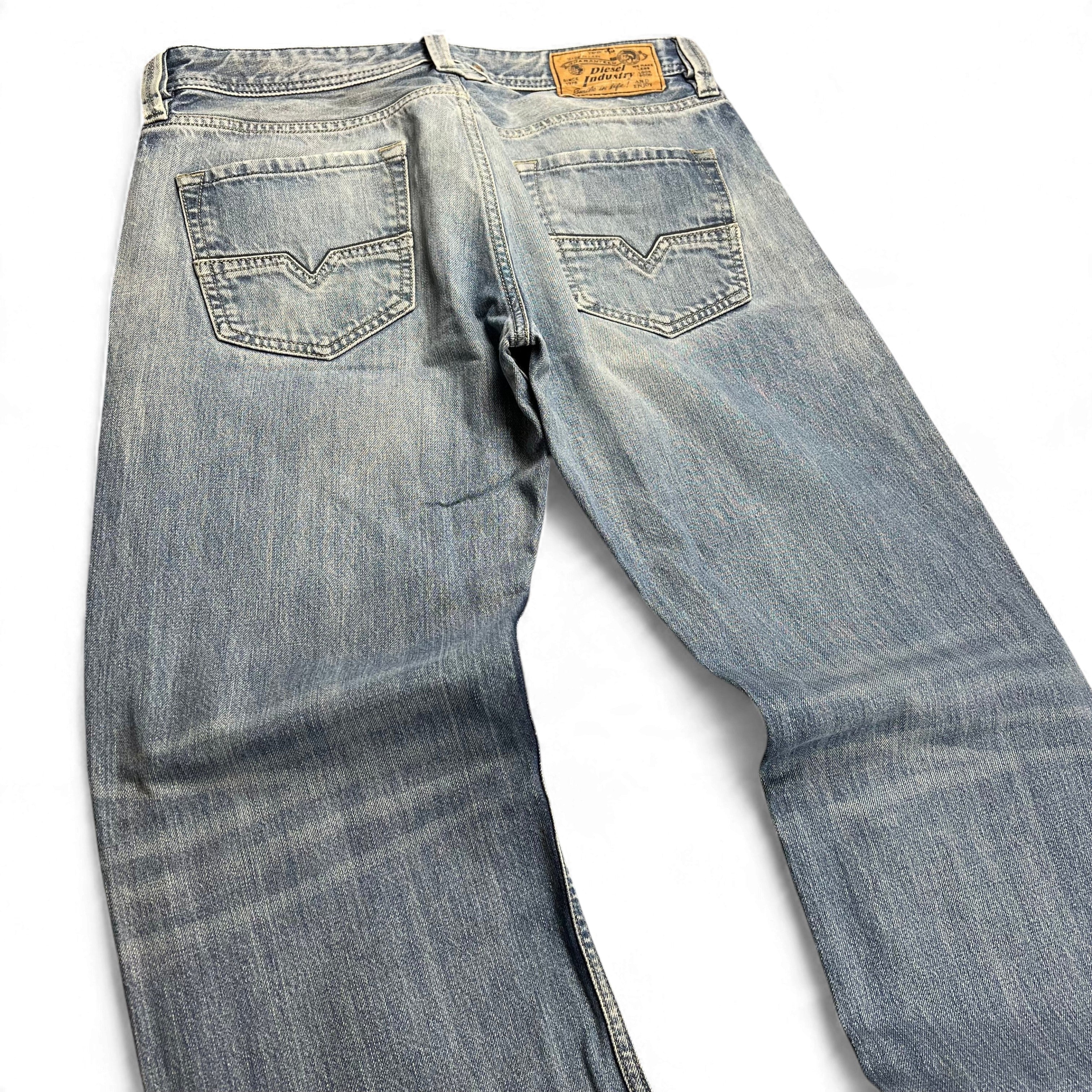 TWC Vintage Diesel Larkee Straight Jeans in verwaschenem Blau mit klassischem Lederpatch und Gesäßtaschen