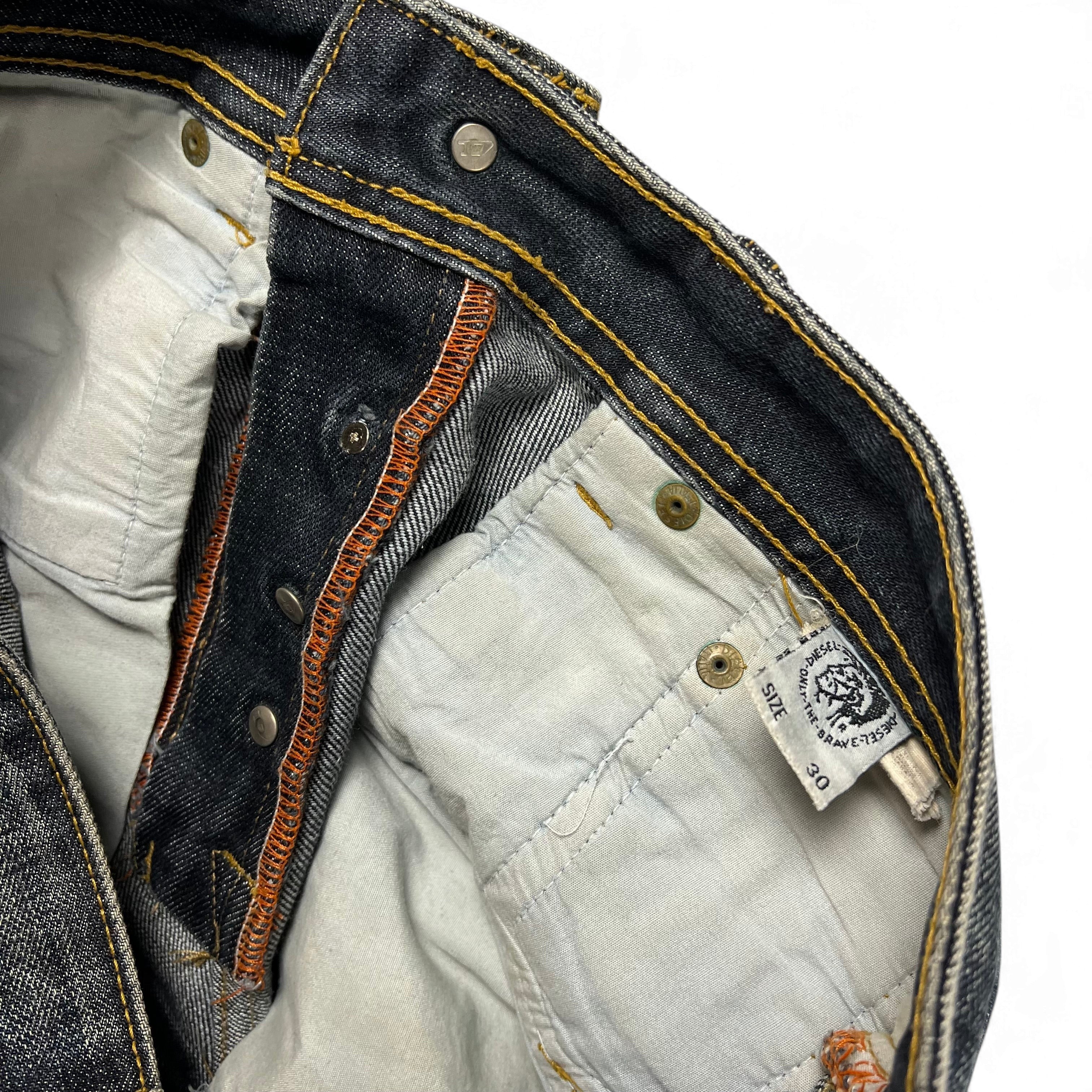 TWC Vintage Diesel Slim Jeans mit Knopfleiste und Waschung im Detail