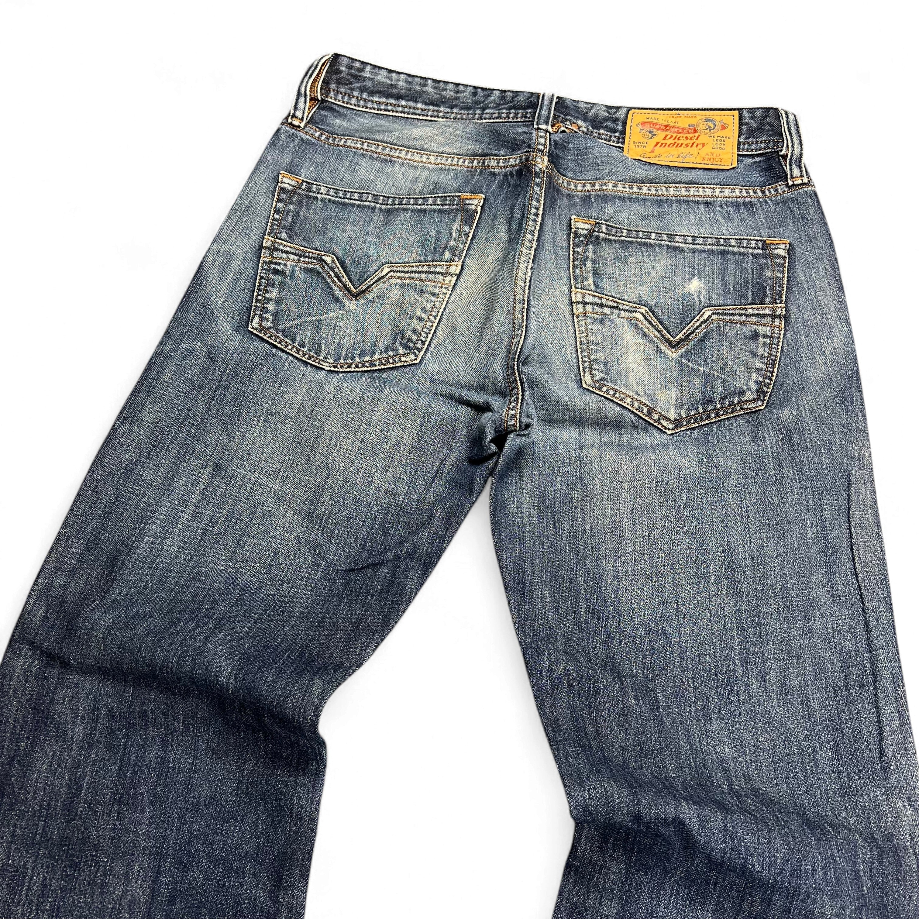 TWC Vintage Diesel Larkee Straight Jeans in blauem Denim mit klassischem Schnitt und Gesäßtaschen-Details