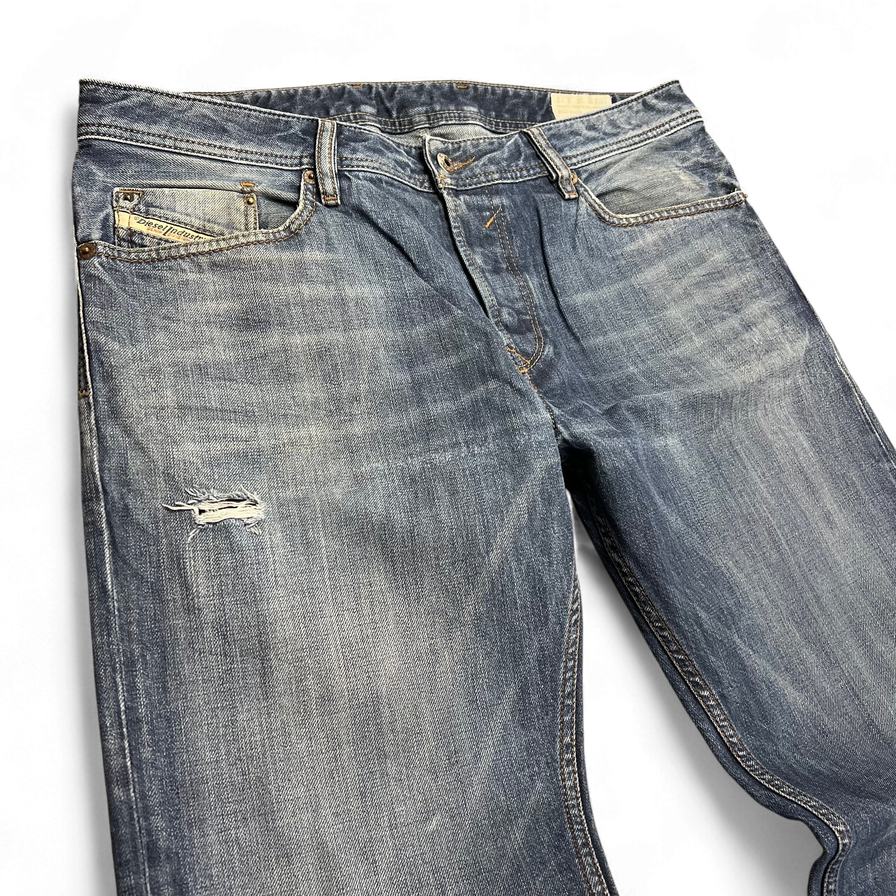 TWC Vintage Diesel Waykee Straight Jeans in verwaschenem Blau mit Used-Look-Details und Knopfleiste