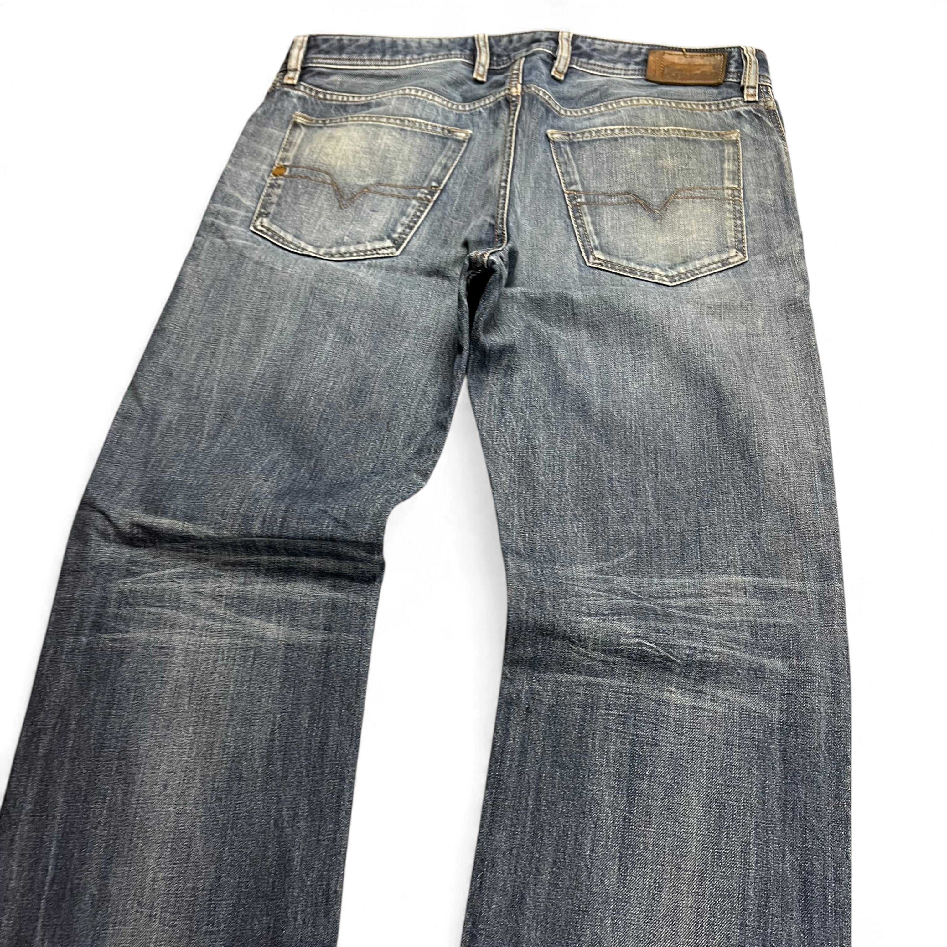 TWC Vintage Diesel Waykee Straight Jeans in verwaschenem Blau mit klassischem Five-Pocket-Design und Lederpatch