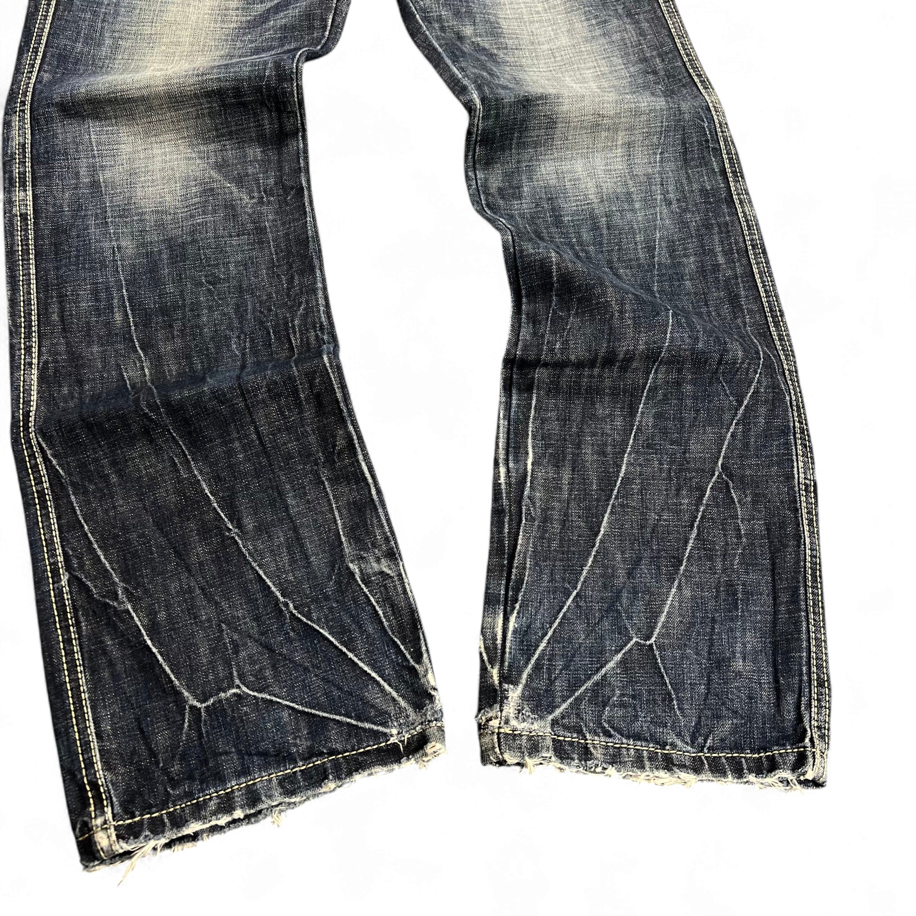 TWC Vintage Evisu KC Straight Jeans mit verwaschenem Denim-Look und markanten hellen Kontrastnähten am Beinabschluss