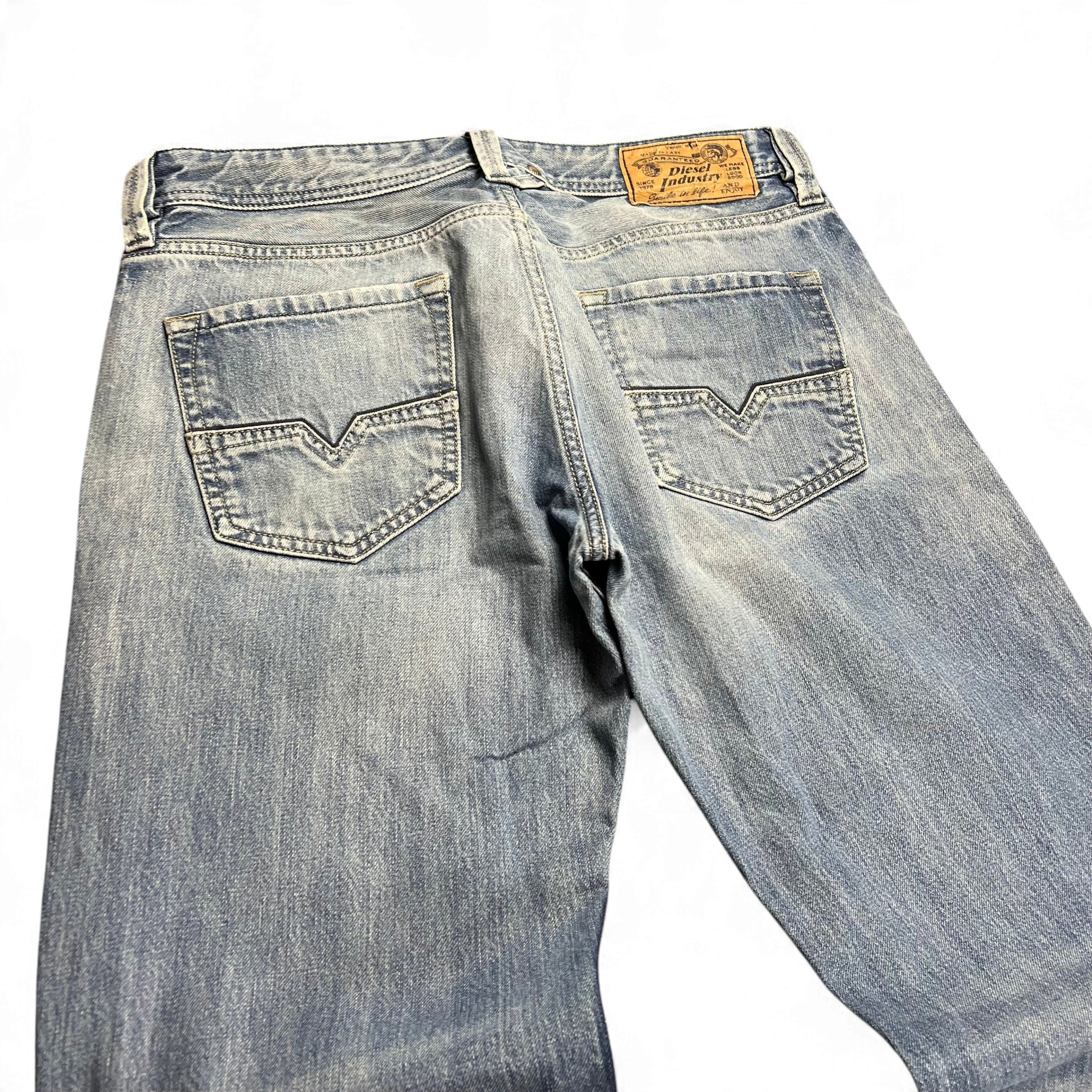 TWC Vintage Diesel Larkee Straight Jeans in hellblauem Denim mit klassischem Lederpatch und Gesäßtaschen