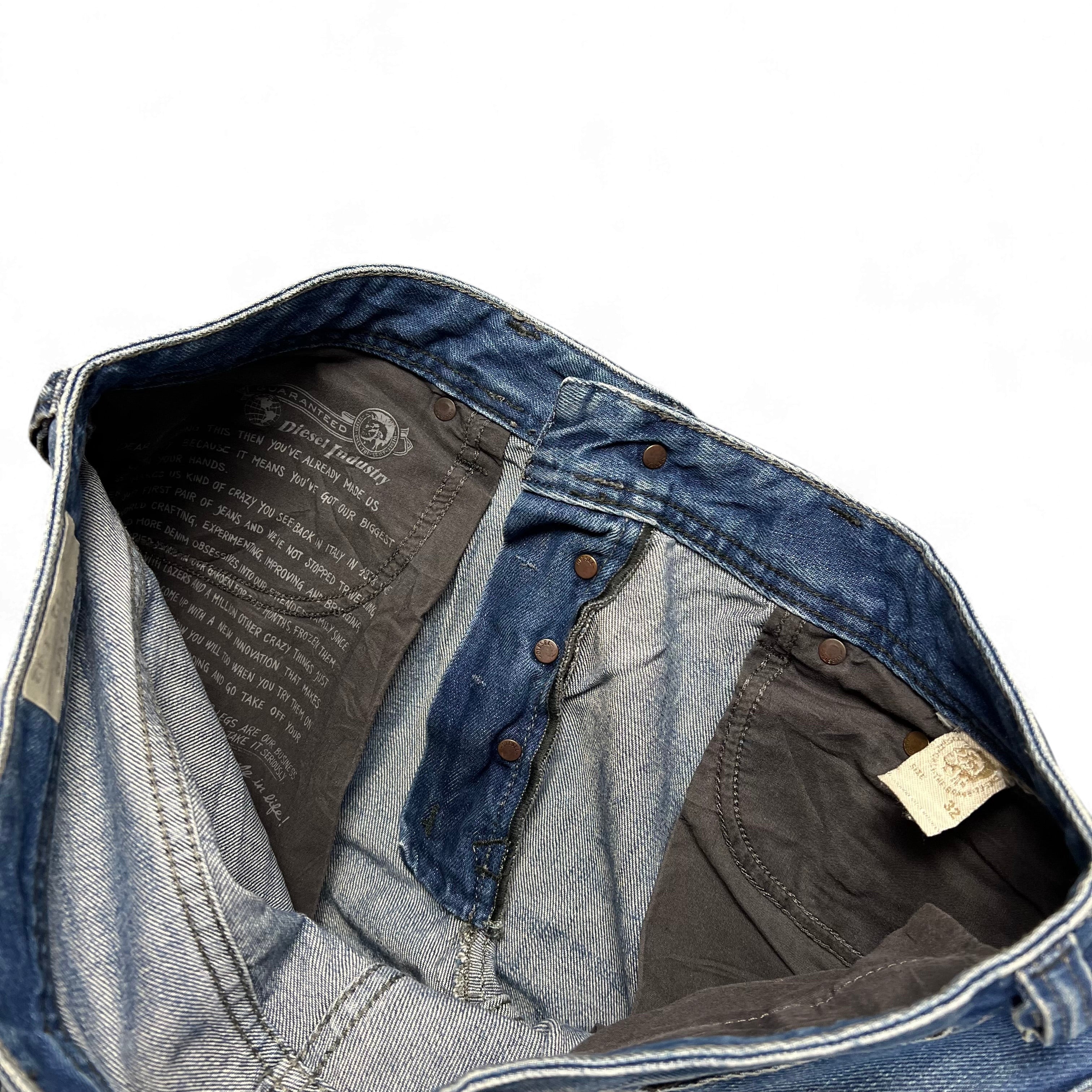 TWC Vintage Diesel Safado Straight Jeans mit Knopfleiste und Innenfutter-Details in Blau