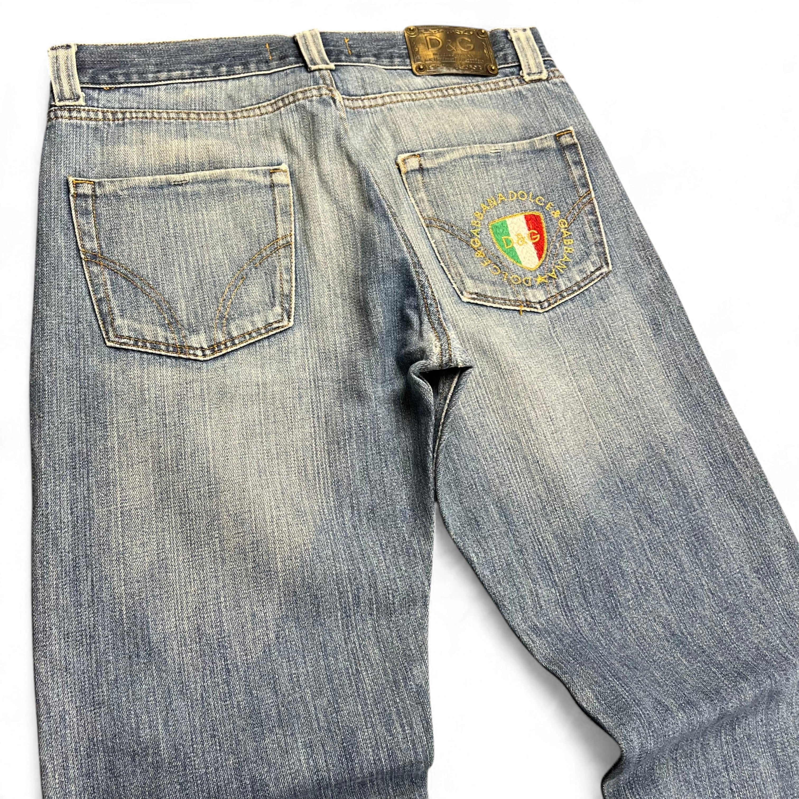 TWC Vintage Dolce&Gabbana Jeans mit geradem Schnitt, verwaschenem Blau und italienischem Wappen-Stick auf der Tasche