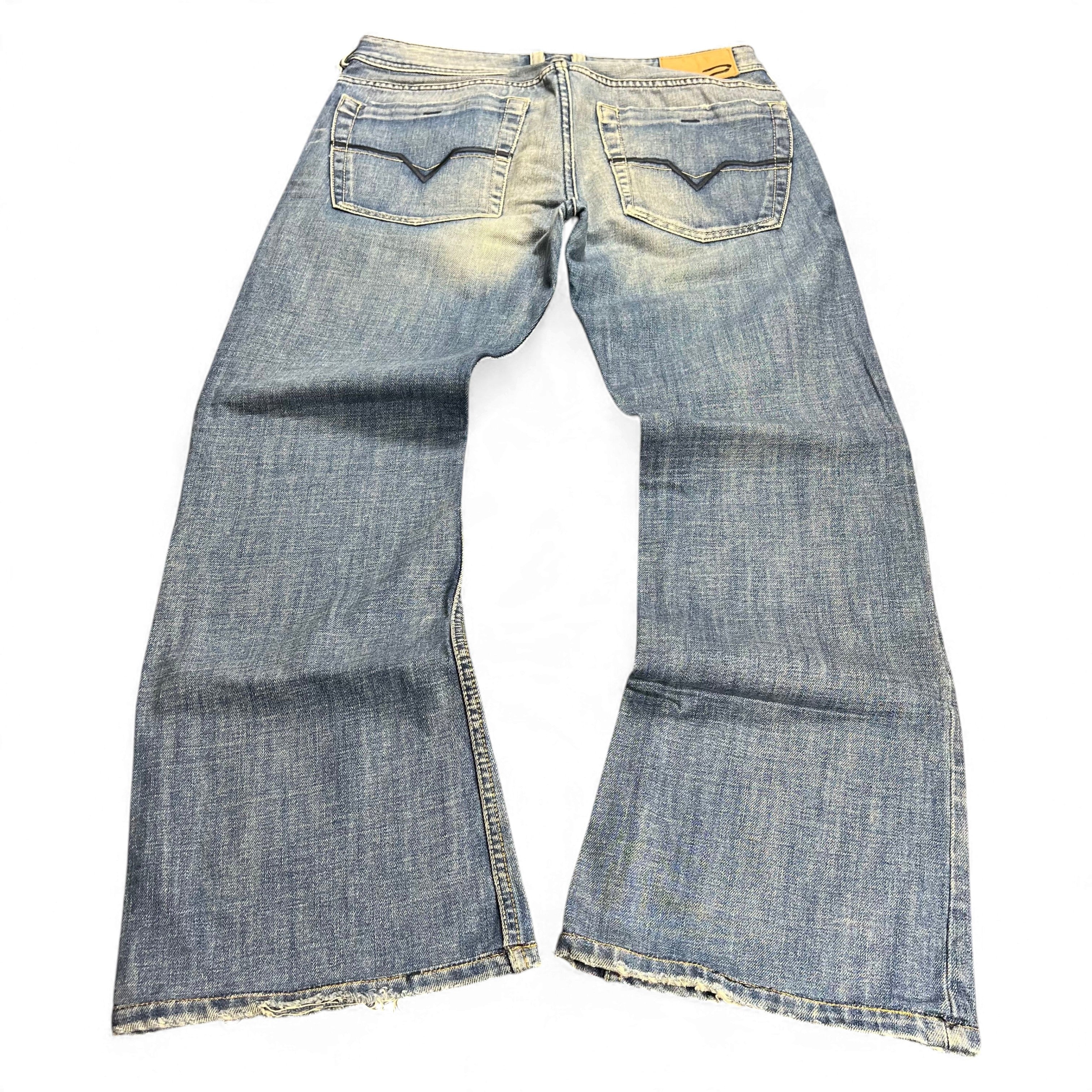 TWC Vintage Diesel Zathan Bootcut Jeans in verwaschenem Blau mit markanten Gesäßtaschen und ausgefransten Säumen
