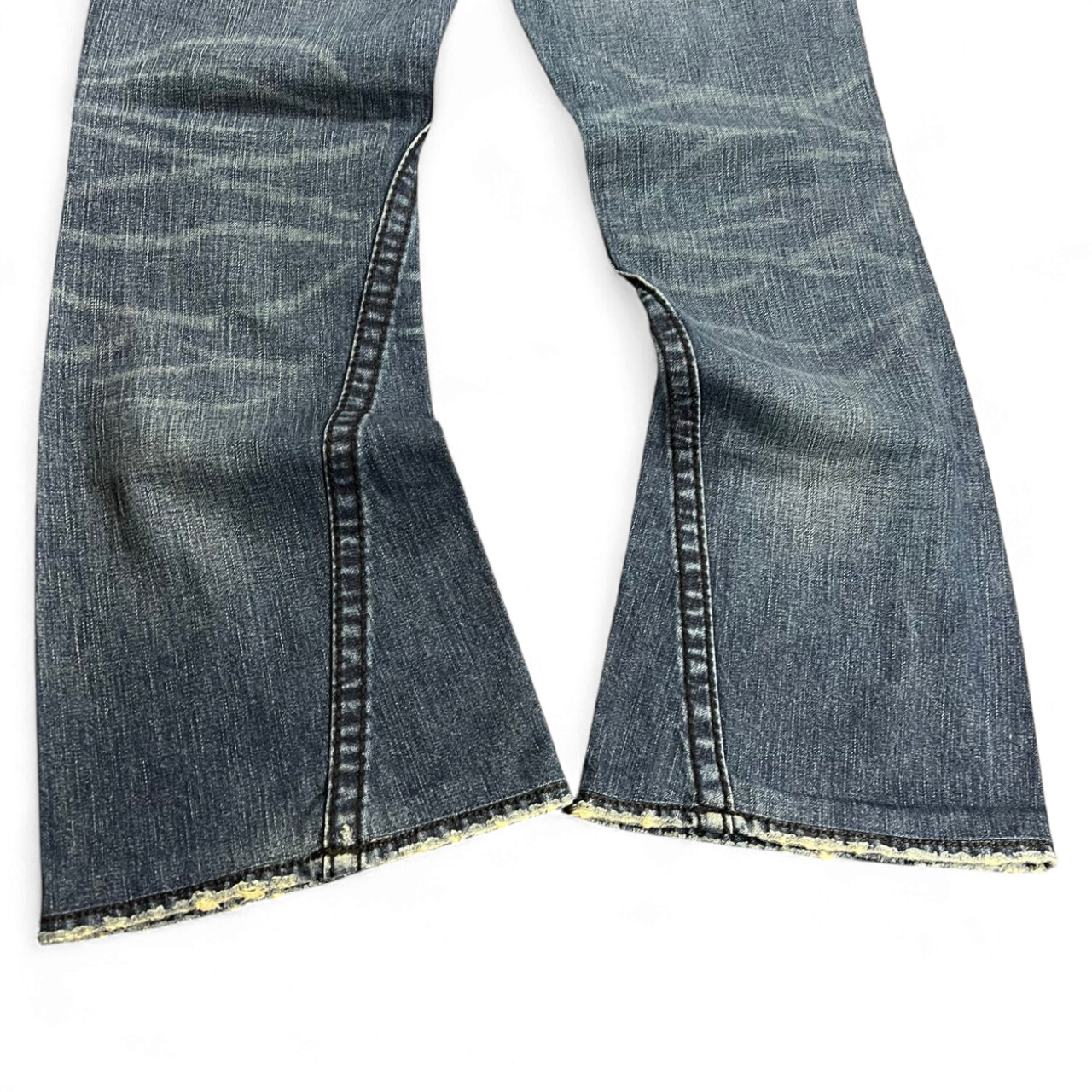 TWC Vintage True Religion Rainbow Joey Bootcut Jeans in verwaschenem Blau mit ausgefransten Säumen