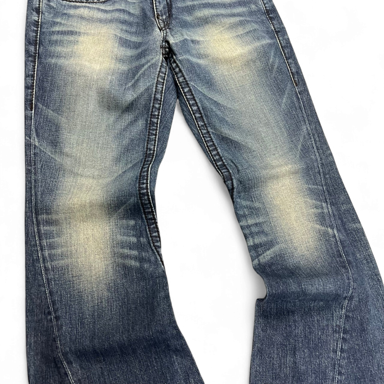 TWC Vintage True Religion Rainbow Joey Bootcut Jeans in blauem Denim mit markanten Waschungen und Kontrastnähten