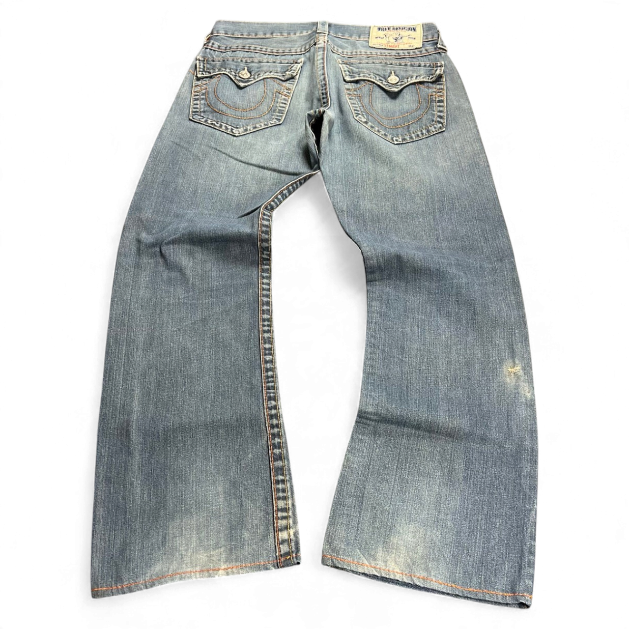 TWC Vintage True Religion Straight Jeans in verwaschenem Blau mit markanten Gesäßtaschen und Kontrastnähten